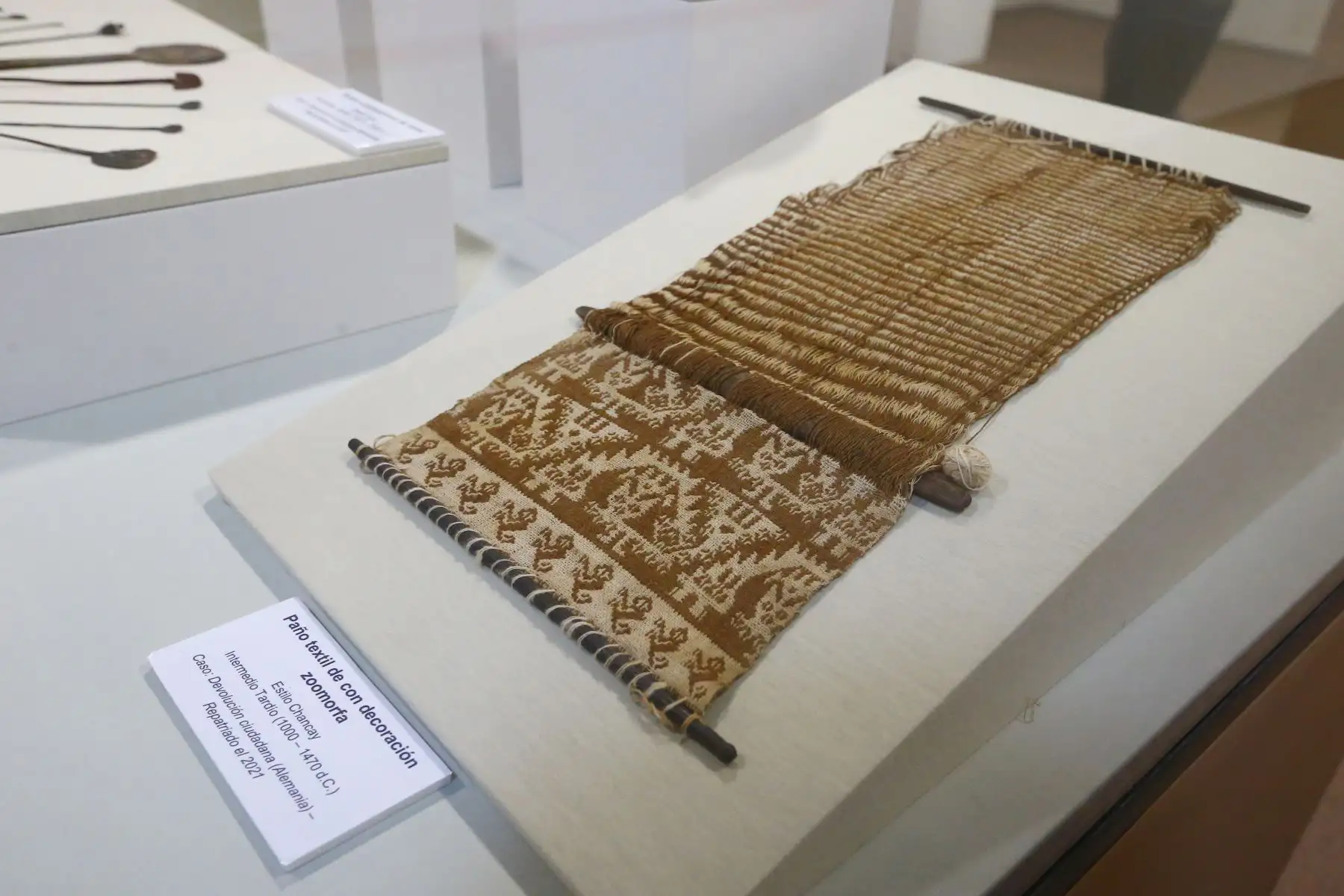 Ministra de Cultura, Leslie Urteaga, presenta bienes repatriados de gran relevancia histórica, encontrándose material arqueológico de una antigüedad de 2000 a. C. y 500 d. C.
En la iamgen, paño textil con decoración zooforma, estilo Chancay.
Foto: ANDINA/Eddy Ramos