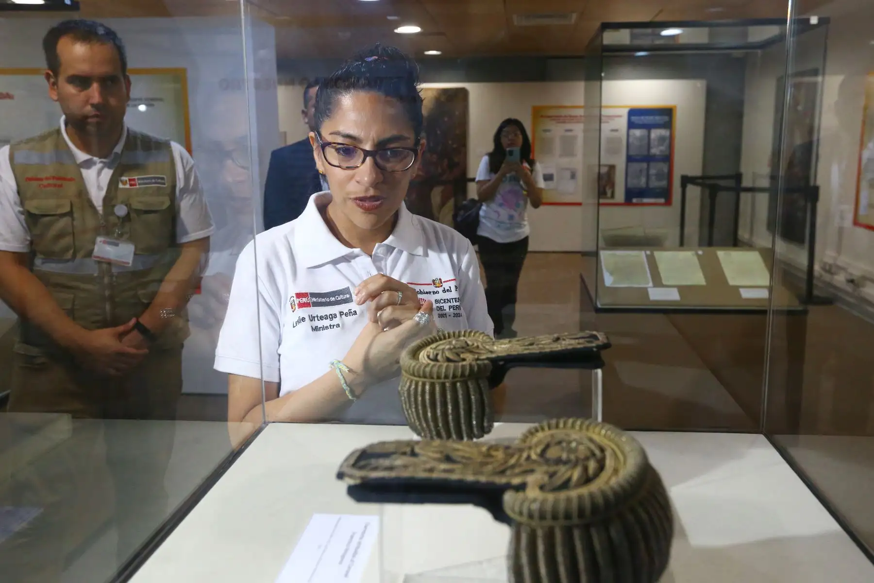 Ministra de Cultura, Leslie Urteaga, presenta bienes repatriados de gran relevancia histórica, encontrándose material arqueológico de una antigüedad de 2000 a. C. y 500 d. C.
En la imagen, charreteras, atribuidas al Coronel Francisco Bolognesi.
Foto: ANDINA/Eddy Ramos