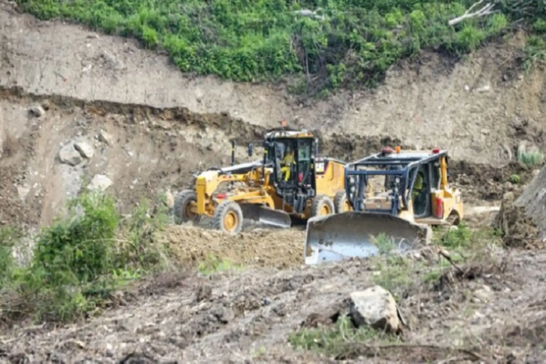 El MTC apoya a los gobiernos regionales y municipalidades con la entrega de combustible para que las entidades locales atiendan los derrumbes, huaicos e inundaciones que afecten las vías vecinales y departamentales.