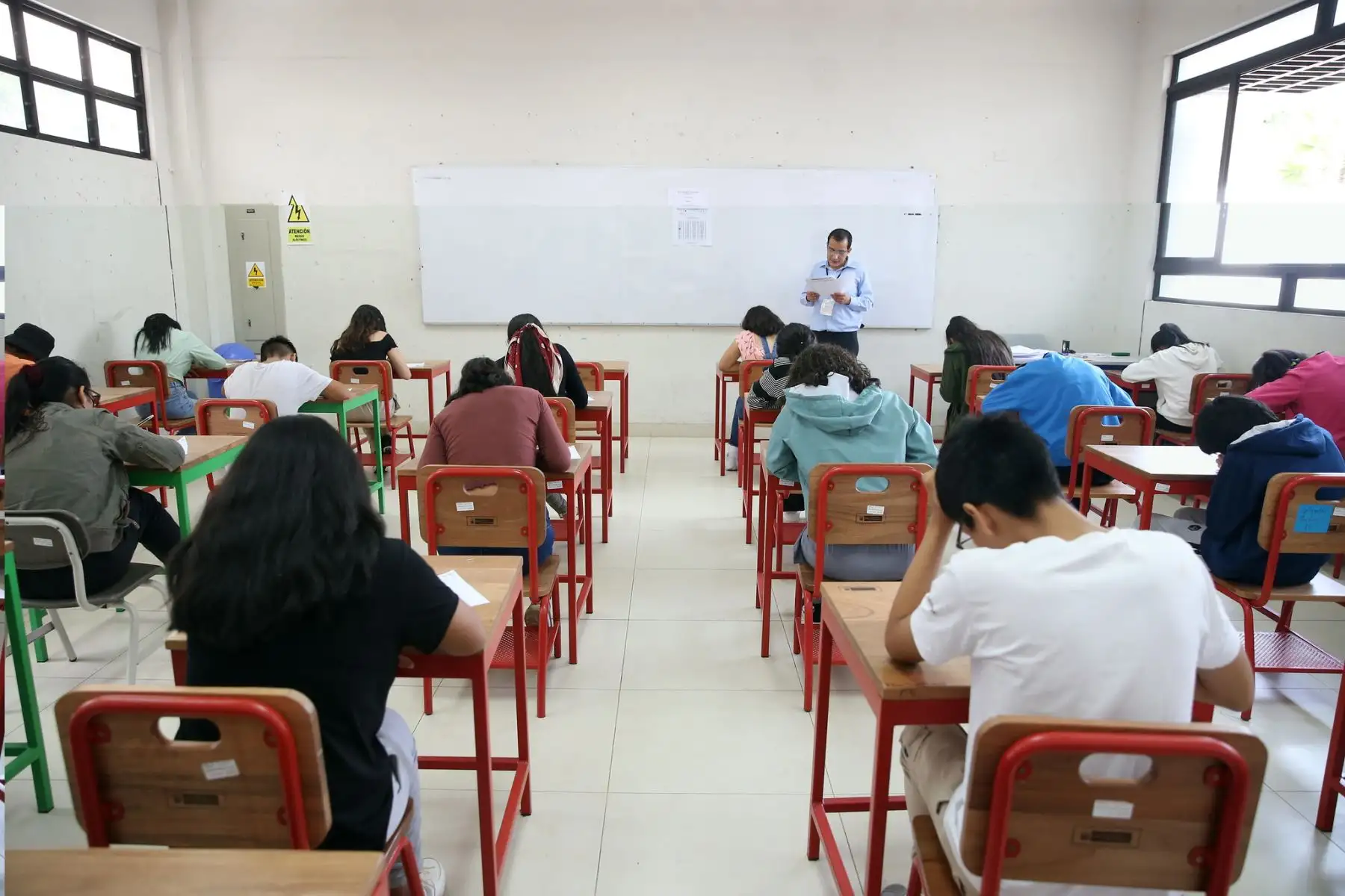 El ministro de Educación, Óscar Becerra, supervisó el inicio de la prueba de conocimientos para ingresar a los Colegios de Alto Rendimiento que se realizó en la IE Mercedes Indacochea ubicado en Barranco.
Foto: Minedu