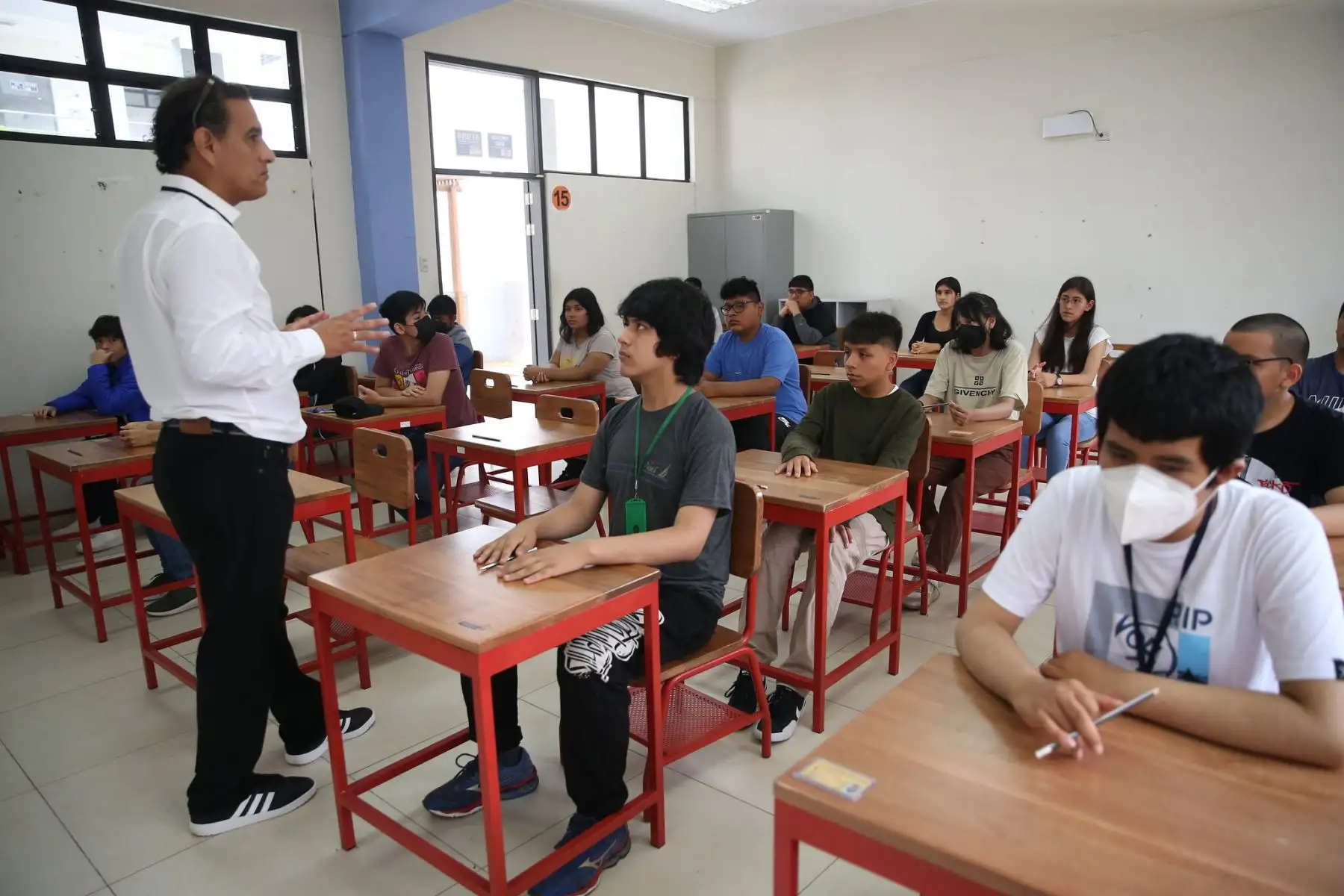 El ministro de Educación, Óscar Becerra, supervisó el inicio de la prueba de conocimientos para ingresar a los Colegios de Alto Rendimiento que se realizó en la IE Mercedes Indacochea ubicado en Barranco.
Foto: Minedu