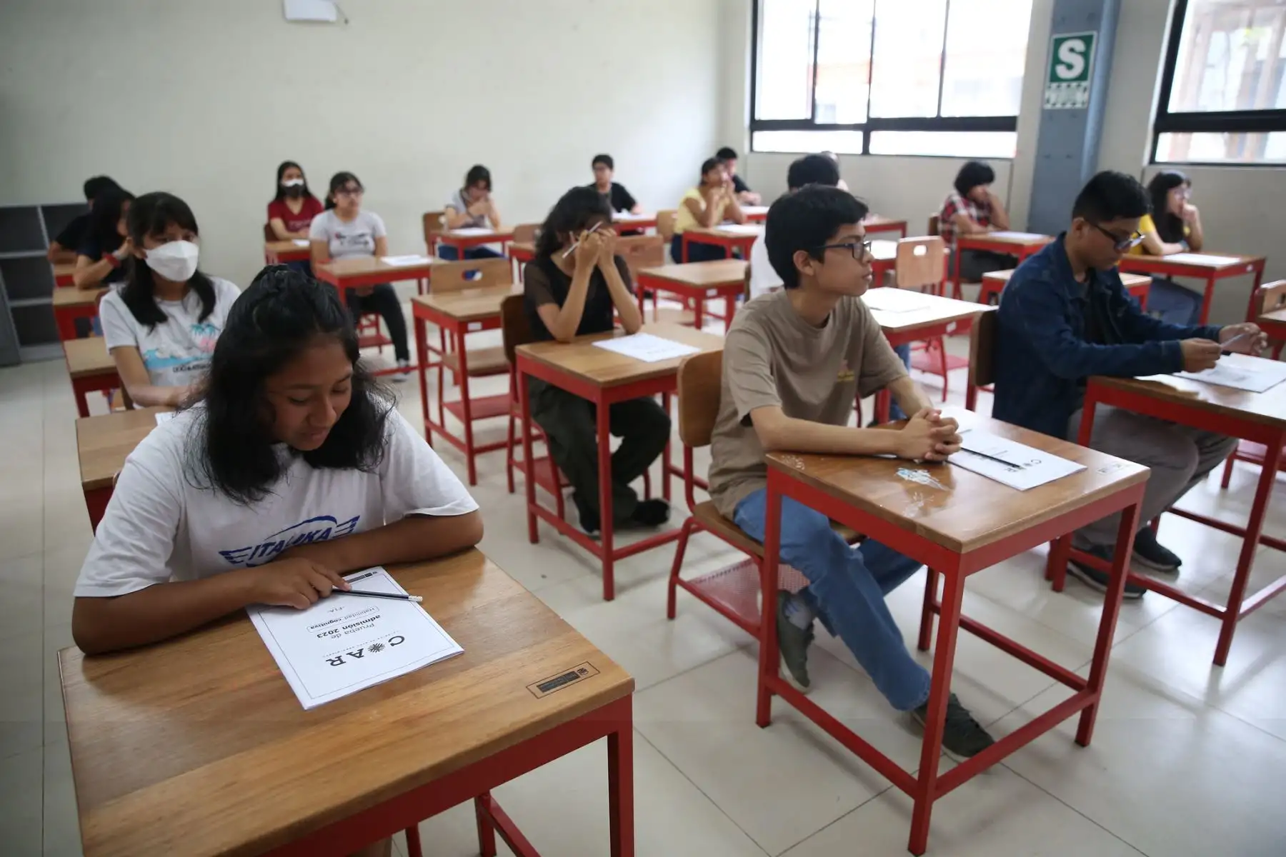 El ministro de Educación, Óscar Becerra, supervisó el inicio de la prueba de conocimientos para ingresar a los Colegios de Alto Rendimiento que se realizó en la IE Mercedes Indacochea ubicado en Barranco.
Foto: Minedu