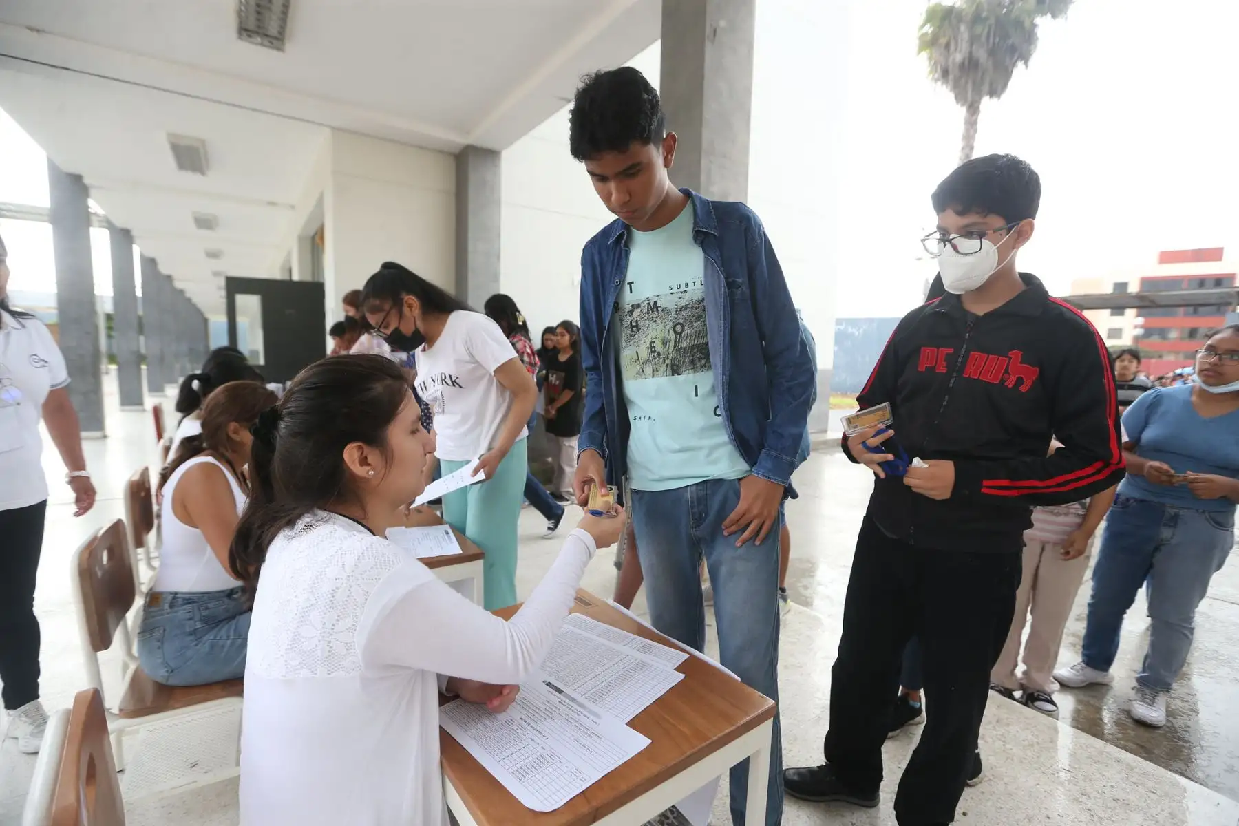 El ministro de Educación, Óscar Becerra, supervisó el inicio de la prueba de conocimientos para ingresar a los Colegios de Alto Rendimiento que se realizó en la IE Mercedes Indacochea ubicado en Barranco.
Foto: Minedu