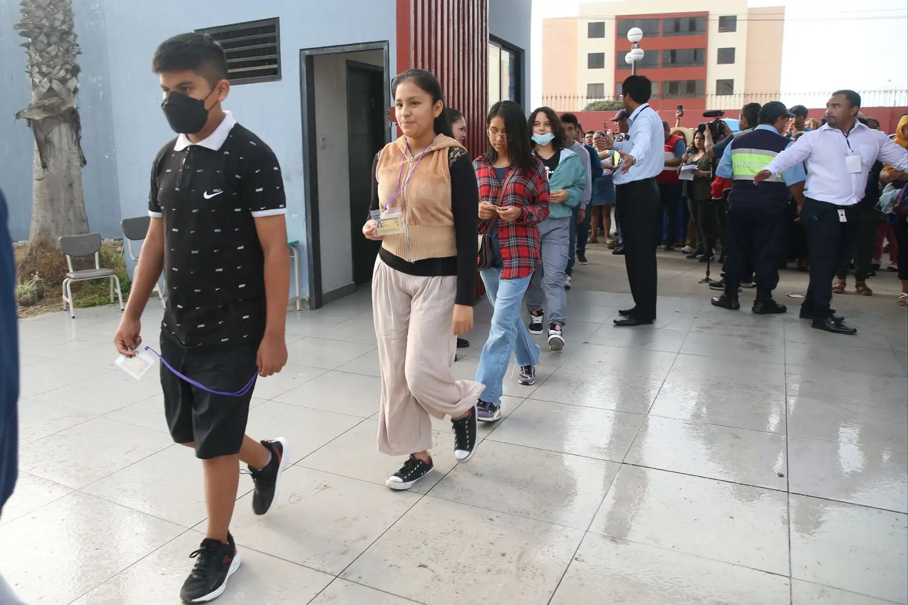 El ministro de Educación, Óscar Becerra, supervisó el inicio de la prueba de conocimientos para ingresar a los Colegios de Alto Rendimiento que se realizó en la IE Mercedes Indacochea ubicado en Barranco.
Foto: Minedu
