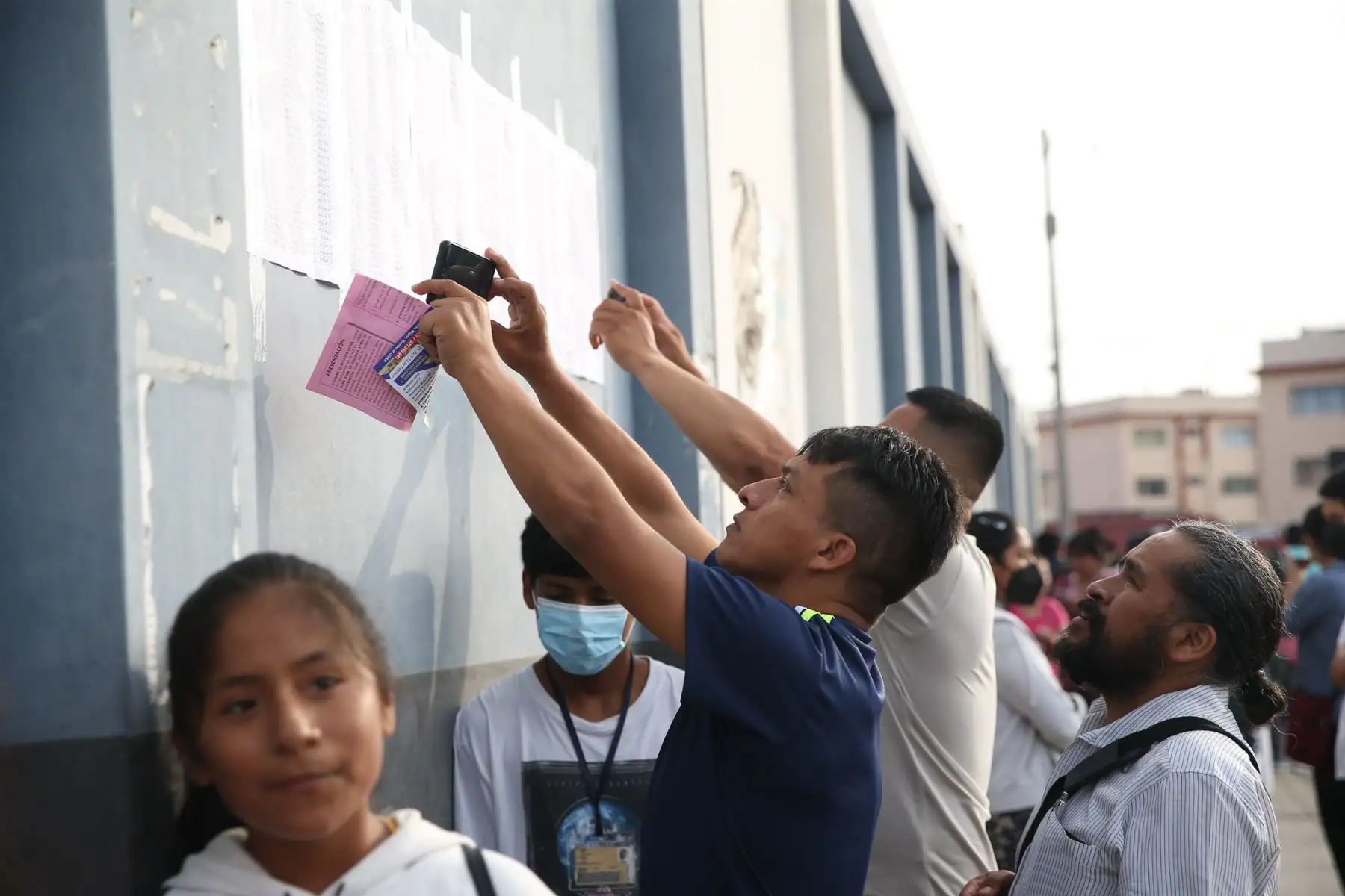 El ministro de Educación, Óscar Becerra, supervisó el inicio de la prueba de conocimientos para ingresar a los Colegios de Alto Rendimiento que se realizó en la IE Mercedes Indacochea ubicado en Barranco.
Foto: Minedu