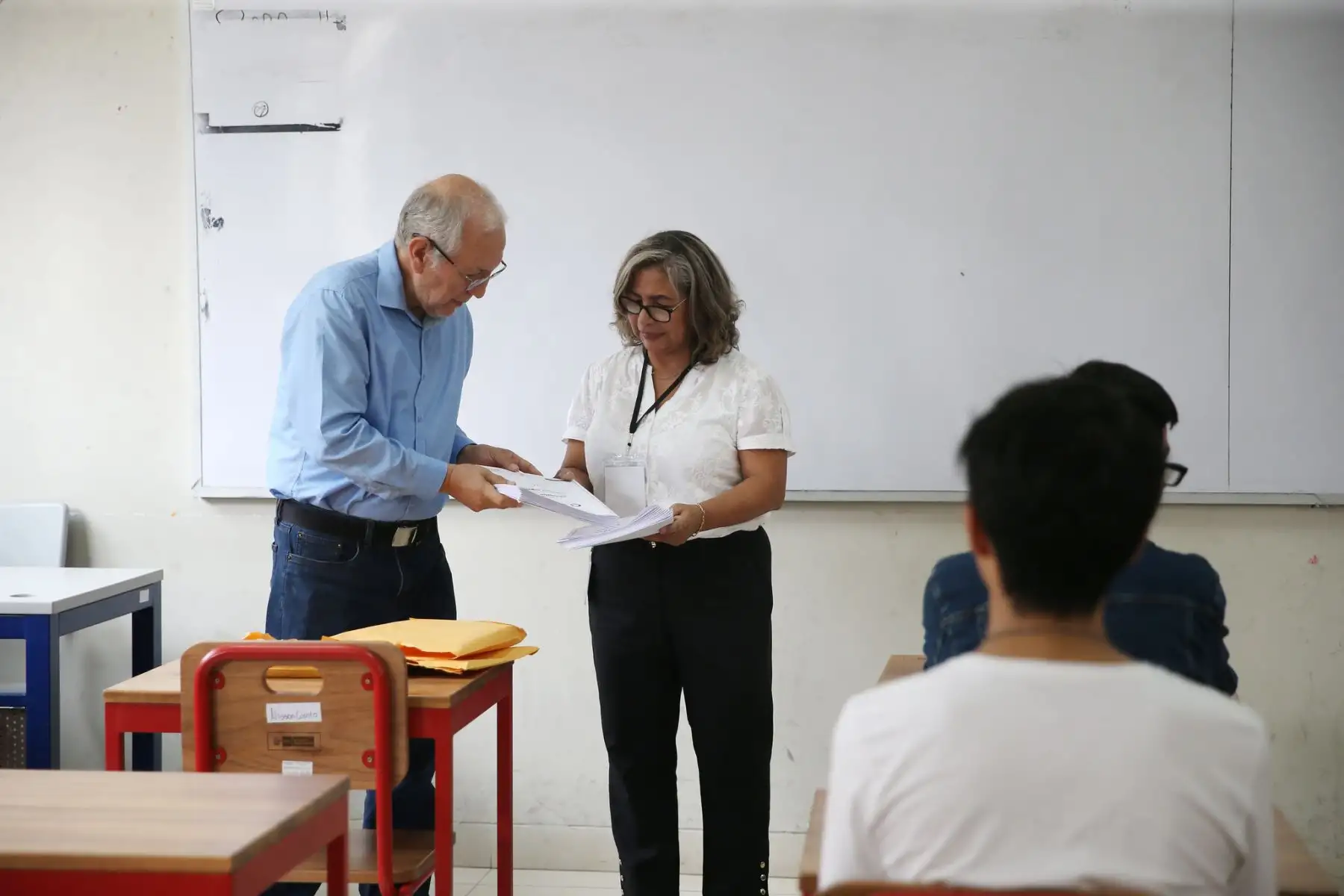 El ministro de Educación, Óscar Becerra, supervisó el inicio de la prueba de conocimientos para ingresar a los Colegios de Alto Rendimiento que se realizó en la IE Mercedes Indacochea ubicado en Barranco.
Foto: Minedu