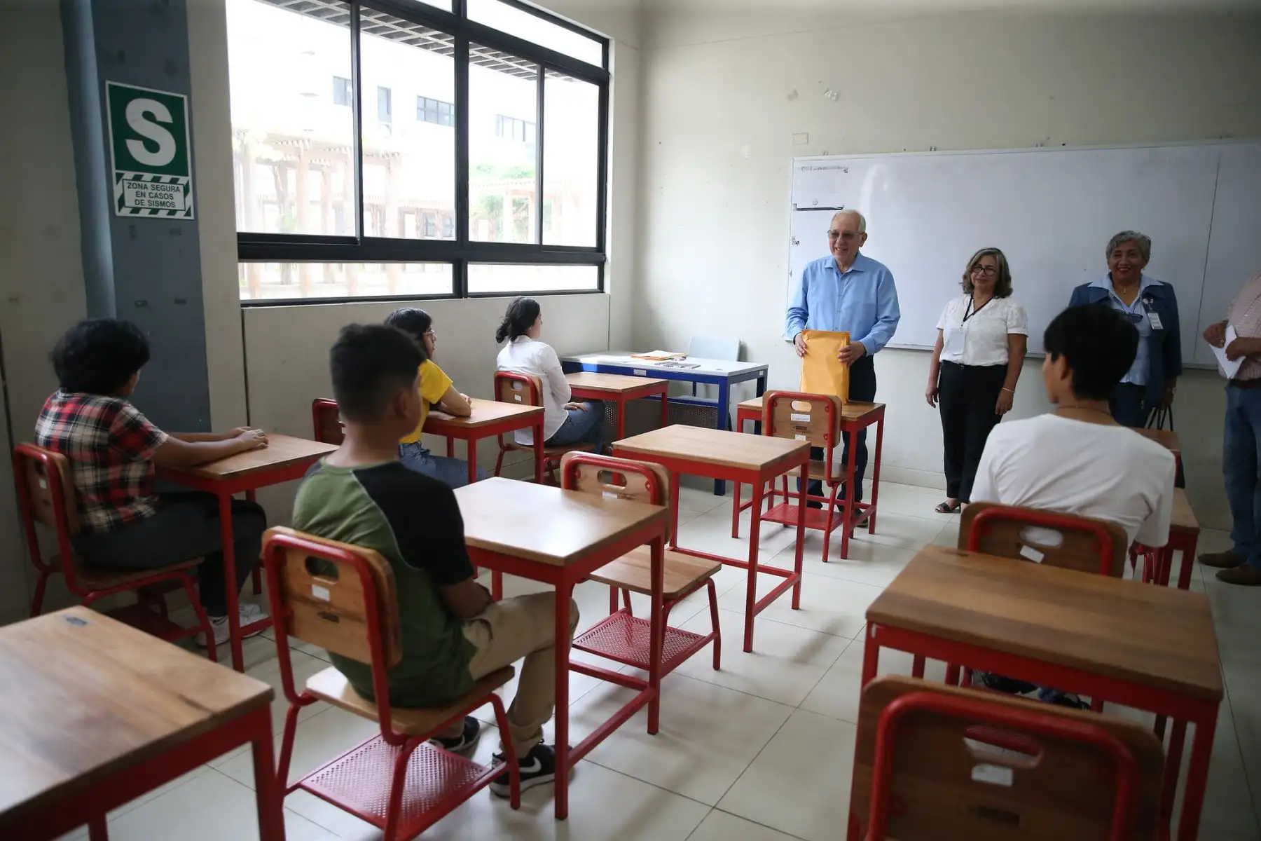 El ministro de Educación, Óscar Becerra, supervisó el inicio de la prueba de conocimientos para ingresar a los Colegios de Alto Rendimiento que se realizó en la IE Mercedes Indacochea ubicado en Barranco.
Foto: Minedu