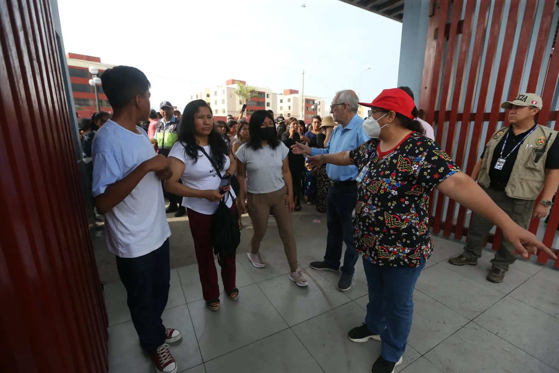 El ministro de Educación, Óscar Becerra, supervisó el inicio de la prueba de conocimientos para ingresar a los Colegios de Alto Rendimiento que se realizó en la IE Mercedes Indacochea ubicado en Barranco.
Foto: Minedu