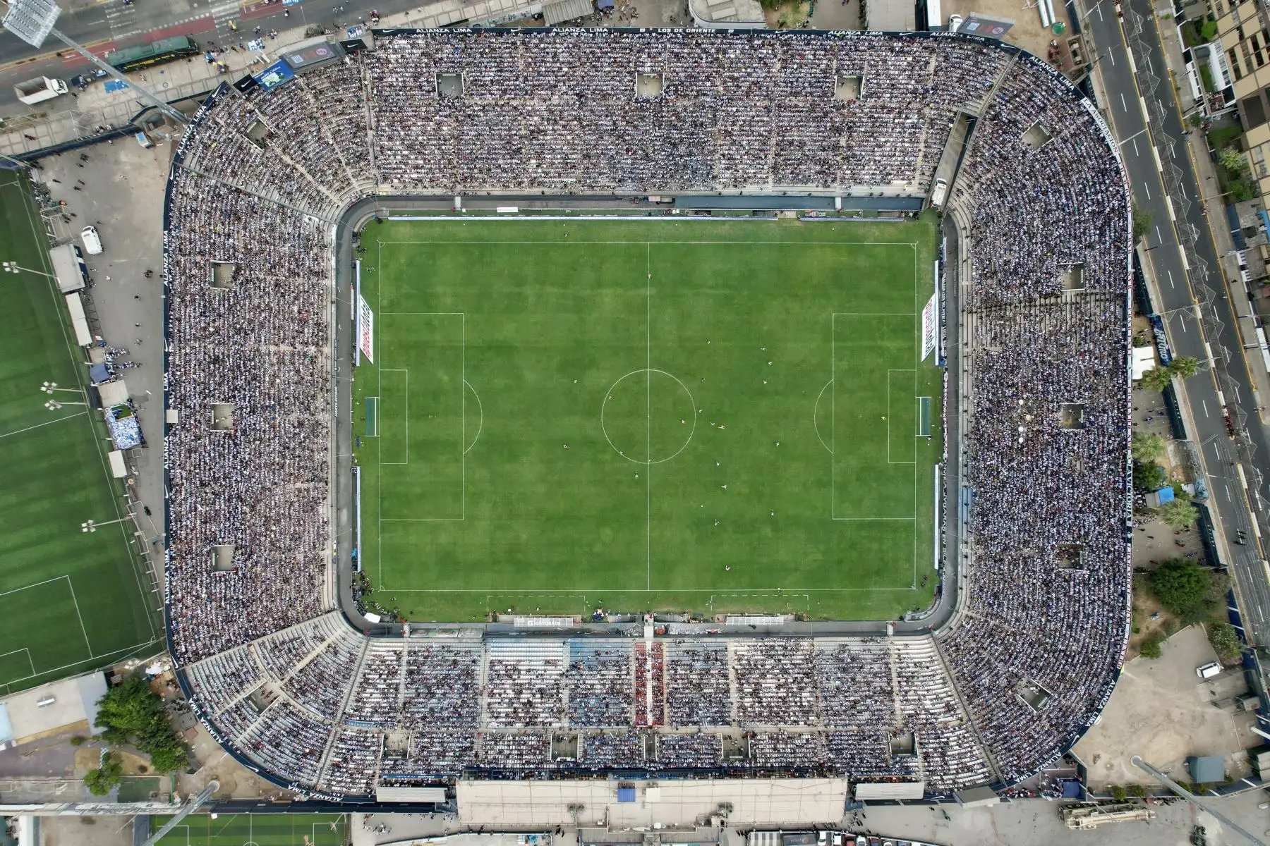 Alianza Lima juega su primer partido por la cuarta fecha de la Liga 1 contra el Sport Boys en  el Estadio Matute.

Foto: ANDINA/Ricardo Cuba