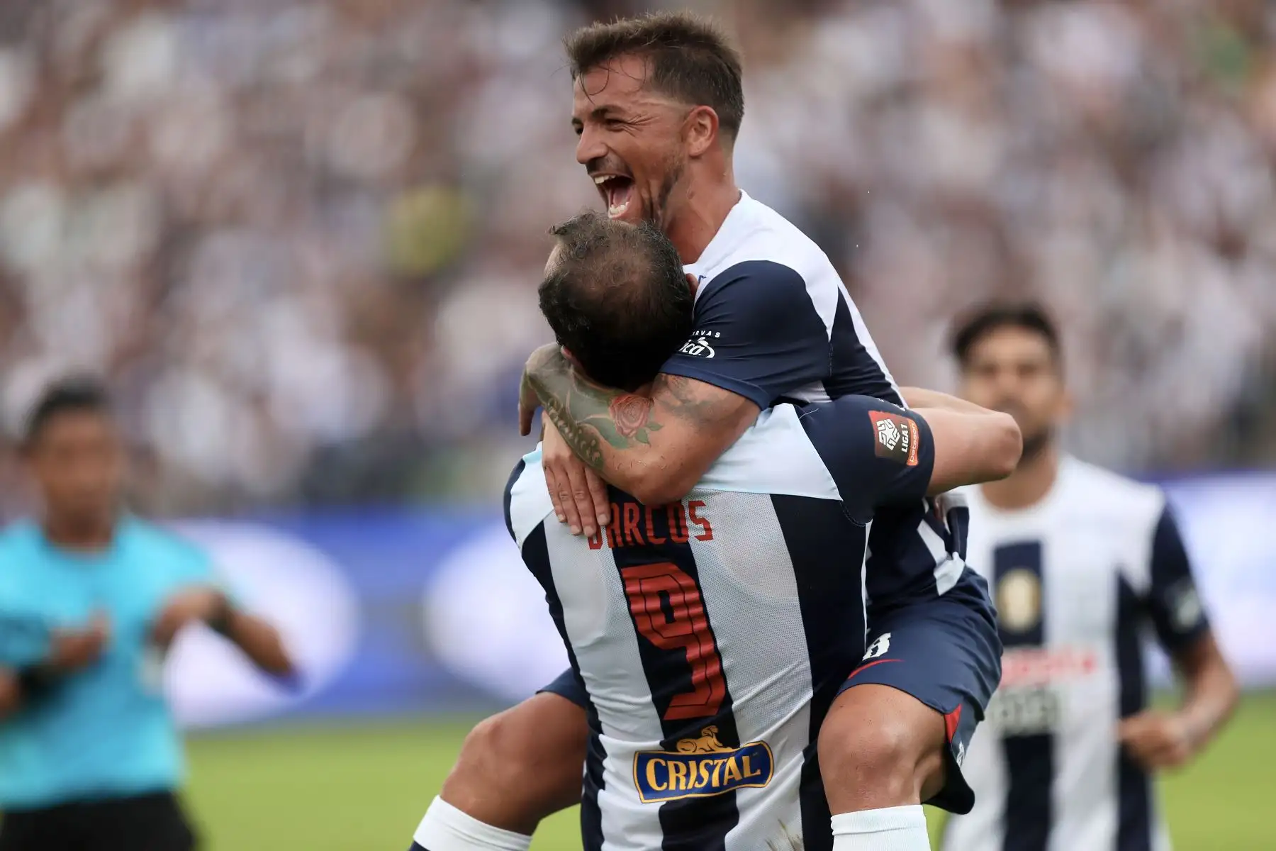 Alianza Lima juega su primer partido por la cuarta fecha de la Liga 1 contra el Sport Boys en  el Estadio Matute.
hernán Barcos abraza a Gabriel Costa en la celebración del primer gol del partido.
Foto: ANDINA/Ricardo Cuba