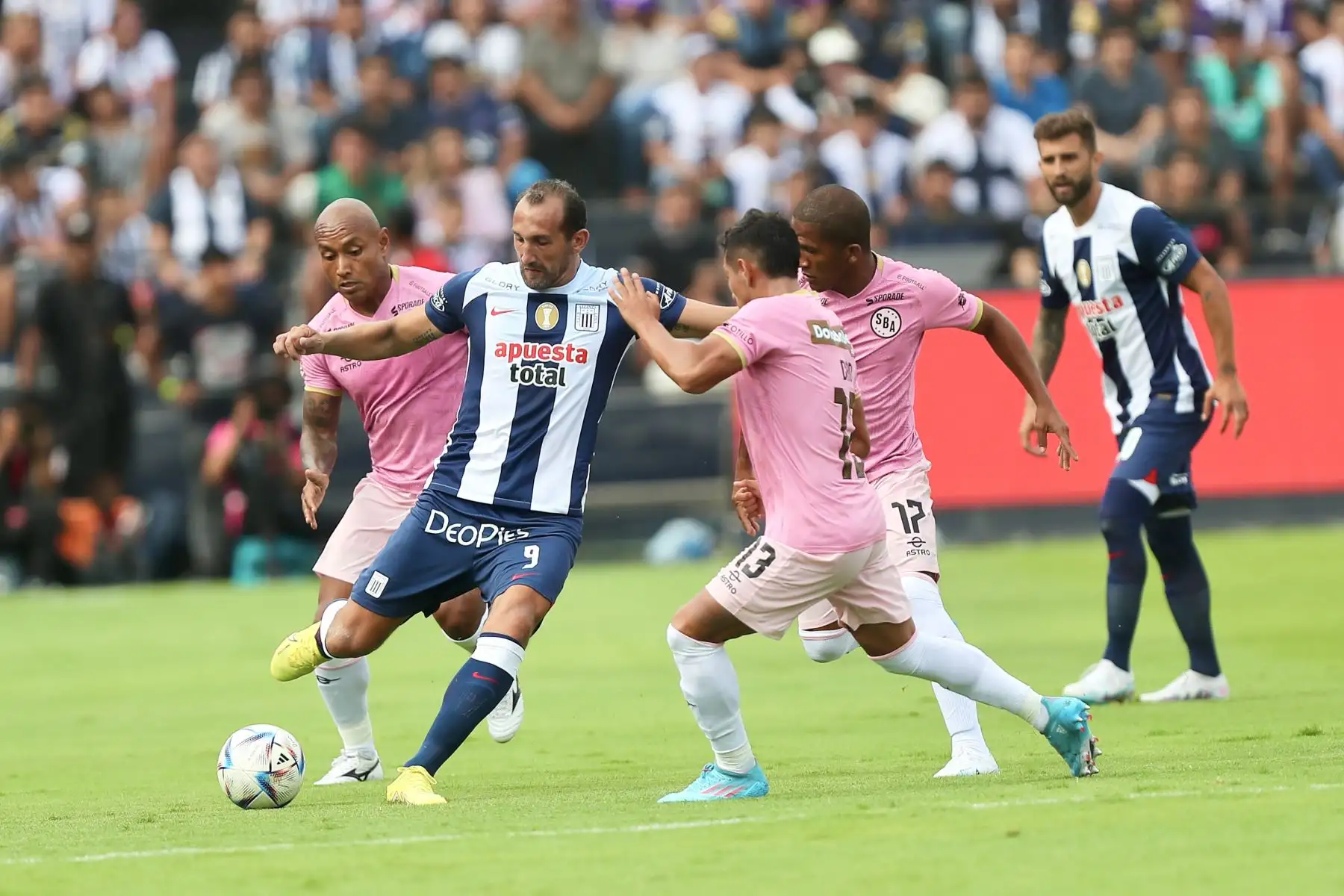 Alianza Lima juega su primer partido por la cuarta fecha de la Liga 1 contra el Sport Boys en  el Estadio Matute.
Hernan Barcos enfrentando  a 3 futbolistas del cuadro rosado. 

Foto: ANDINA/Ricardo Cuba