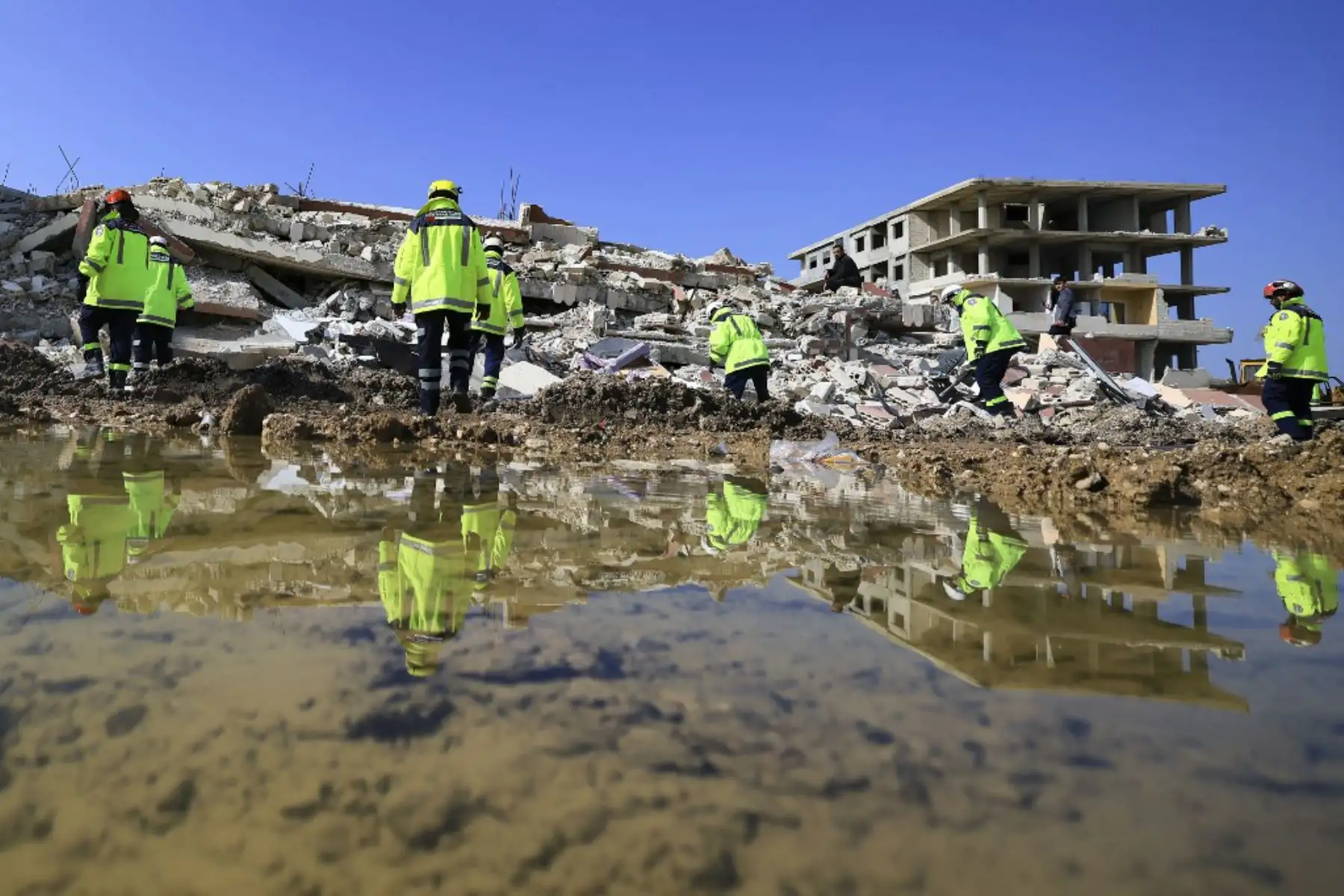 Rescatistas emiratíes continúan sus operaciones de búsqueda y rescate en la ciudad de Jableh, controlada por el régimen, en la provincia de Latakia, al noroeste de la capital siria. Foto: AFP