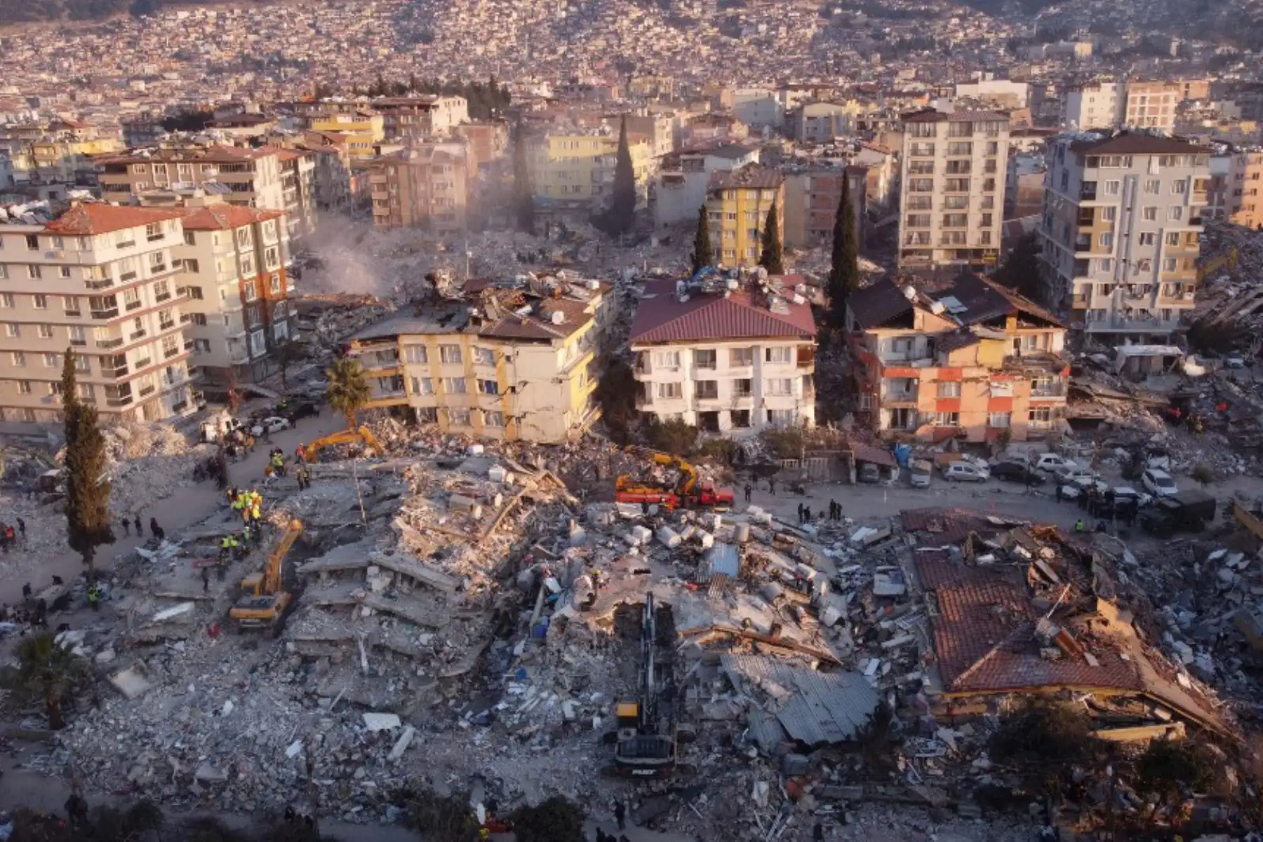 Una foto aérea muestra edificios derrumbados en Antakya, después de que un terremoto de magnitud 7,8 azotara el sureste del país. Foto: AFP