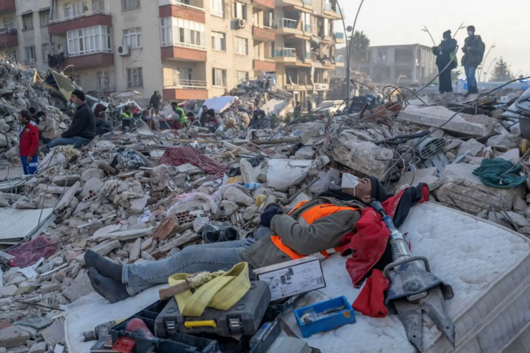 Un trabajador duerme junto a los escombros en Hatay el 12 de febrero de 2023, después de que un terremoto de magnitud 7,8 azotara la región fronteriza de Turquía y Siria. Foto: AFP