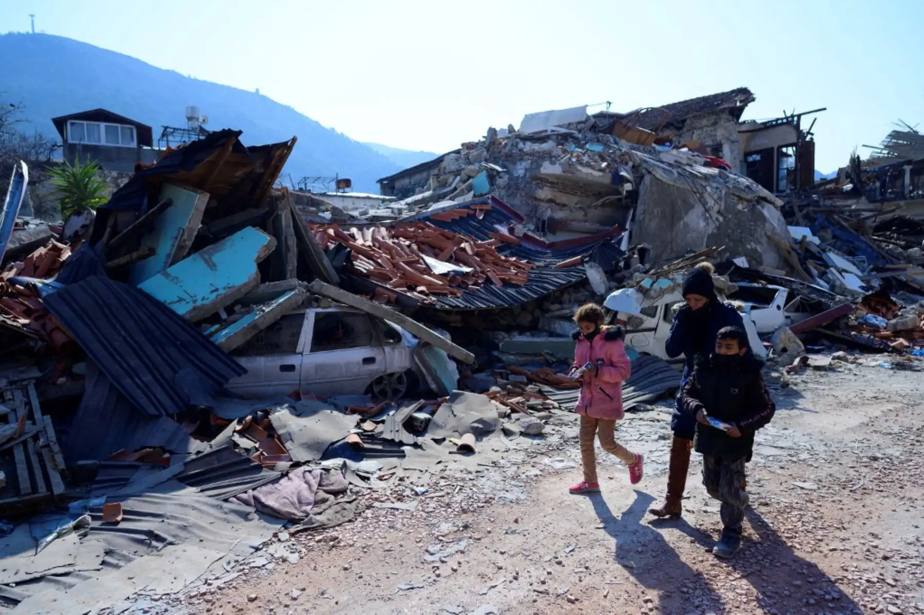 La gente camina junto a los escombros de la histórica ciudad sureña de Antakya, región fronteriza de Turquía y Siria. Foto: AFP
