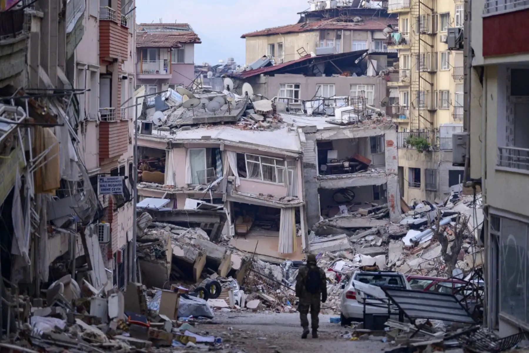 Un soldado turco camina entre edificios destruidos, después de que un terremoto de magnitud 7,8 azotara el sureste del país. Foto: AFP