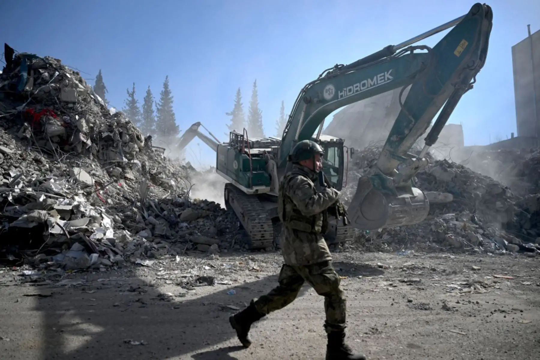 Un soldado turco camina entre edificios destruidos, después de que un terremoto de magnitud 7,8 azotara el sureste del país. Foto: AFP