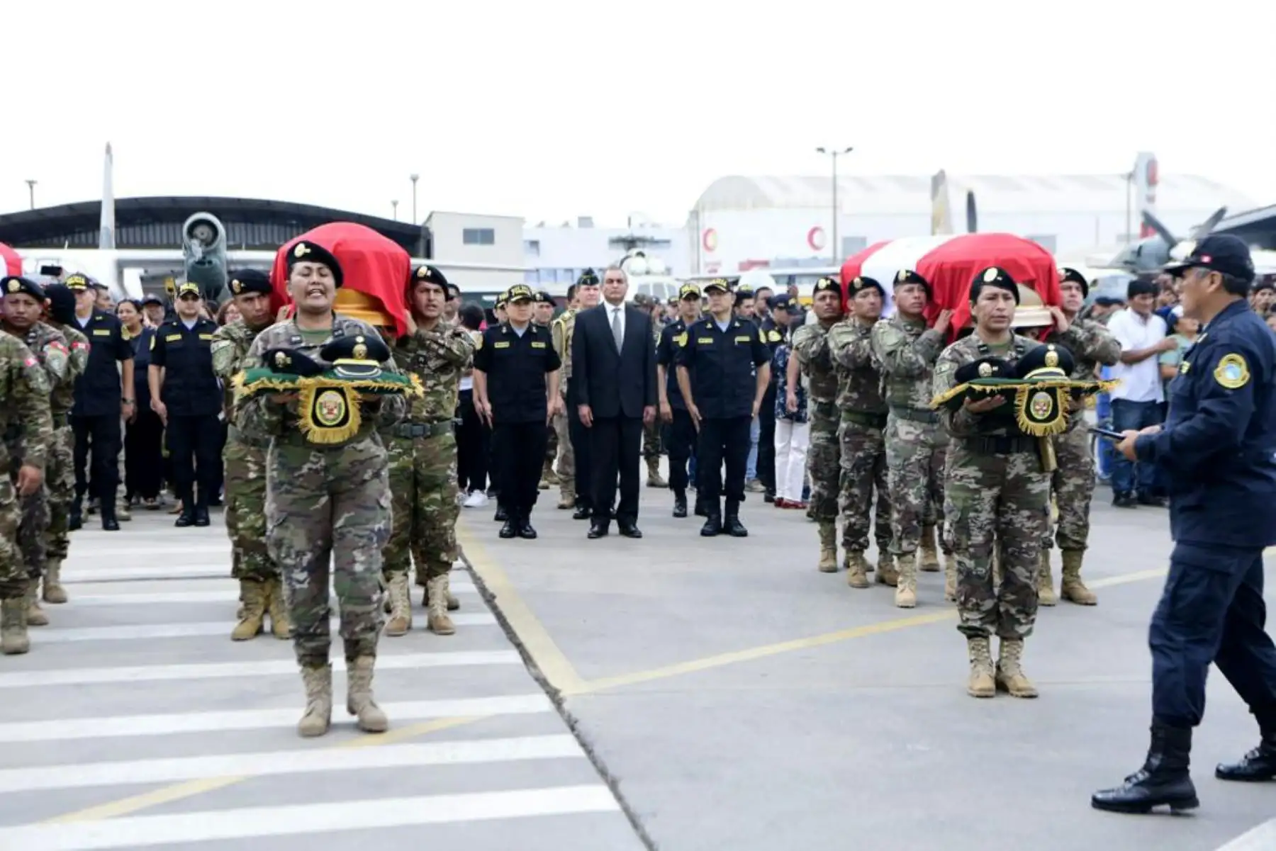 Los restos mortales de los policías asesinados en el Valle de los ríos Apurímac, Ene y Mantaro (Vraem) en un atentado narcoterrorista producido el último fin de semana llegaron esta mañana a Lima. Foto: Mininter
