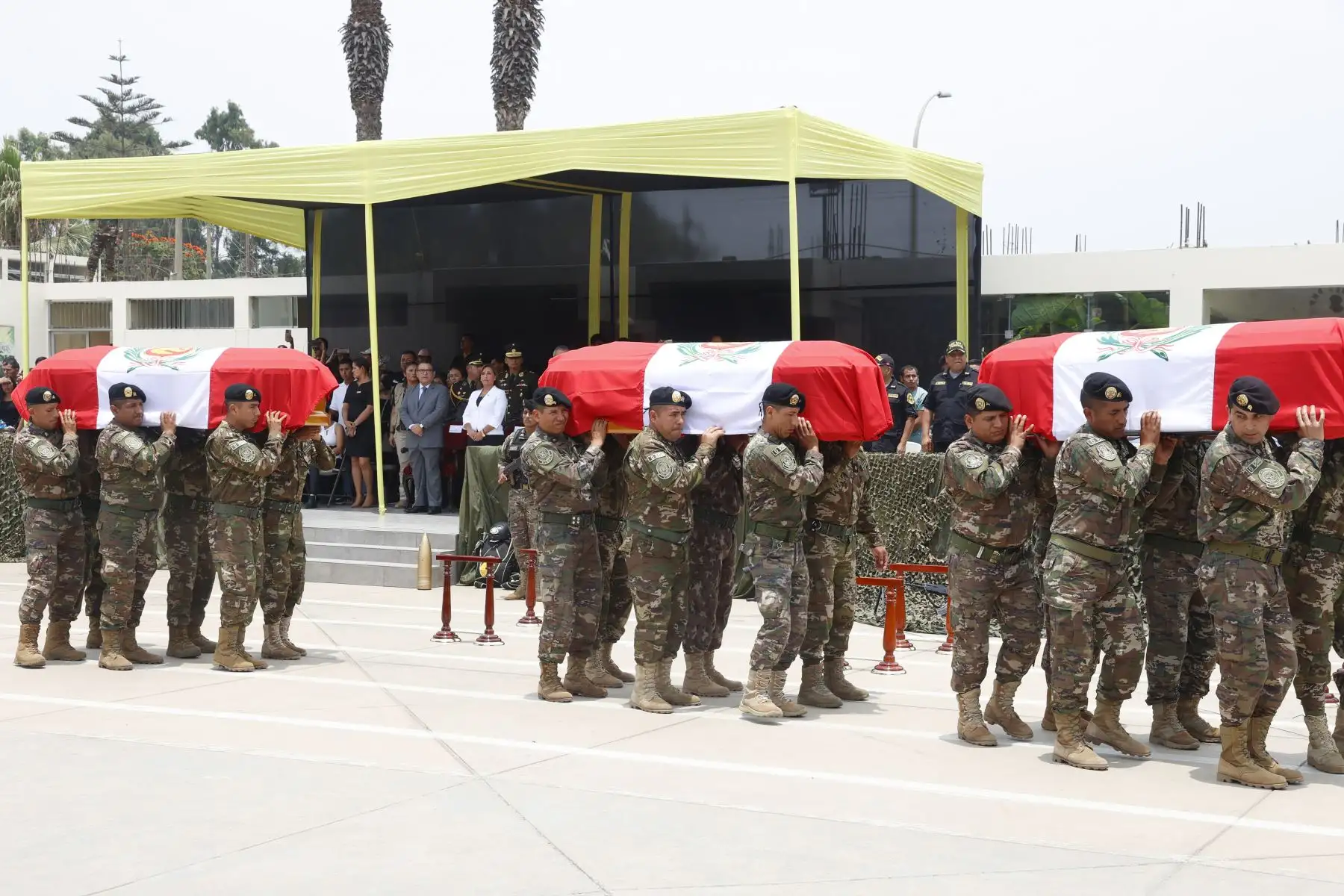 Presidenta Dina Boluarte participó en ceremonia fúnebre en homenaje a los policías caídos en la emboscada ocurrida el pasado sábado 11 de febrero en el VRAEM. Foto: ANDINA/ Prensa Presidencia