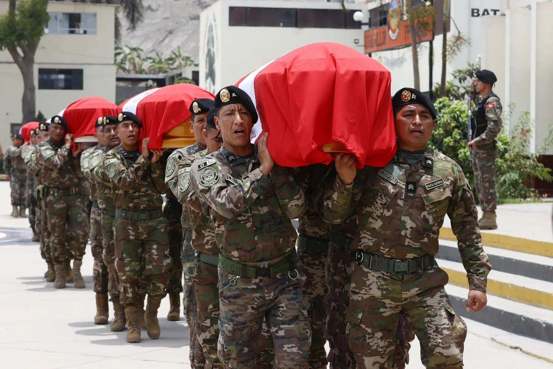 Presidenta Dina Boluarte participó en ceremonia fúnebre en homenaje a los policías caídos en la emboscada ocurrida el pasado sábado 11 de febrero en el VRAEM. Foto: ANDINA/ Prensa Presidencia