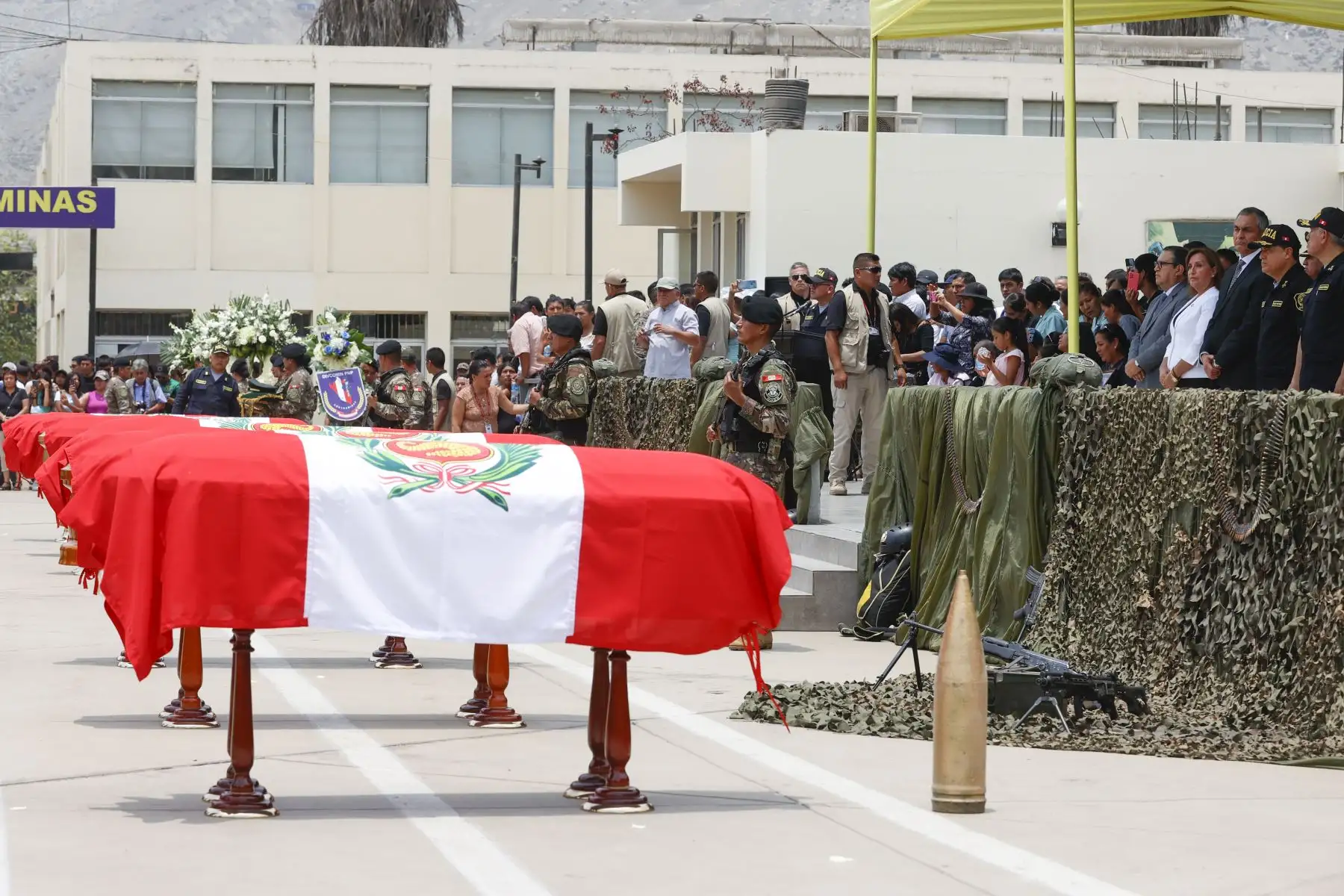 Presidenta Dina Boluarte participó en ceremonia fúnebre en homenaje a los policías caídos en la emboscada ocurrida el pasado sábado 11 de febrero en el VRAEM. Foto: ANDINA/ Prensa Presidencia