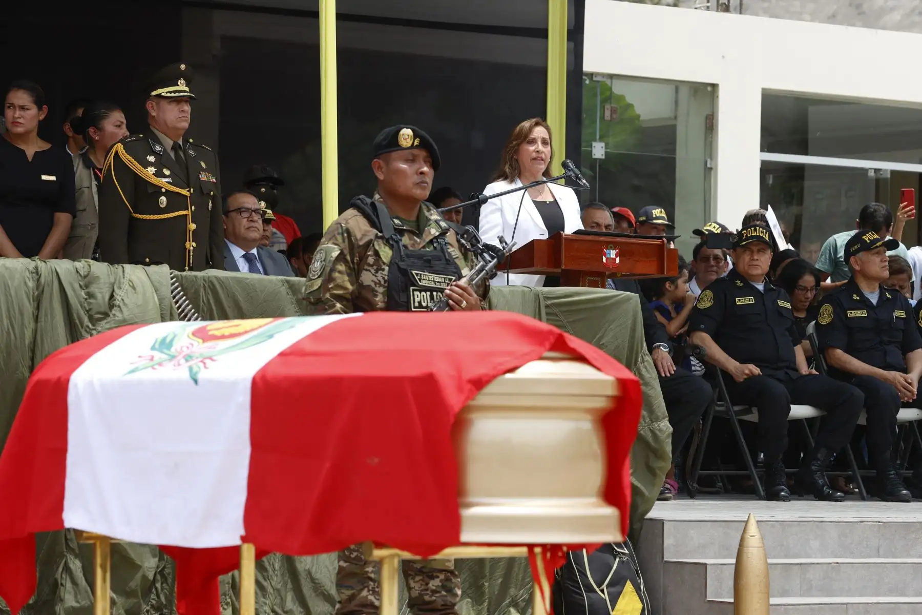 Presidenta Dina Boluarte participó en ceremonia fúnebre en homenaje a los policías caídos en la emboscada ocurrida el pasado sábado 11 de febrero en el VRAEM. Foto: ANDINA/ Prensa Presidencia