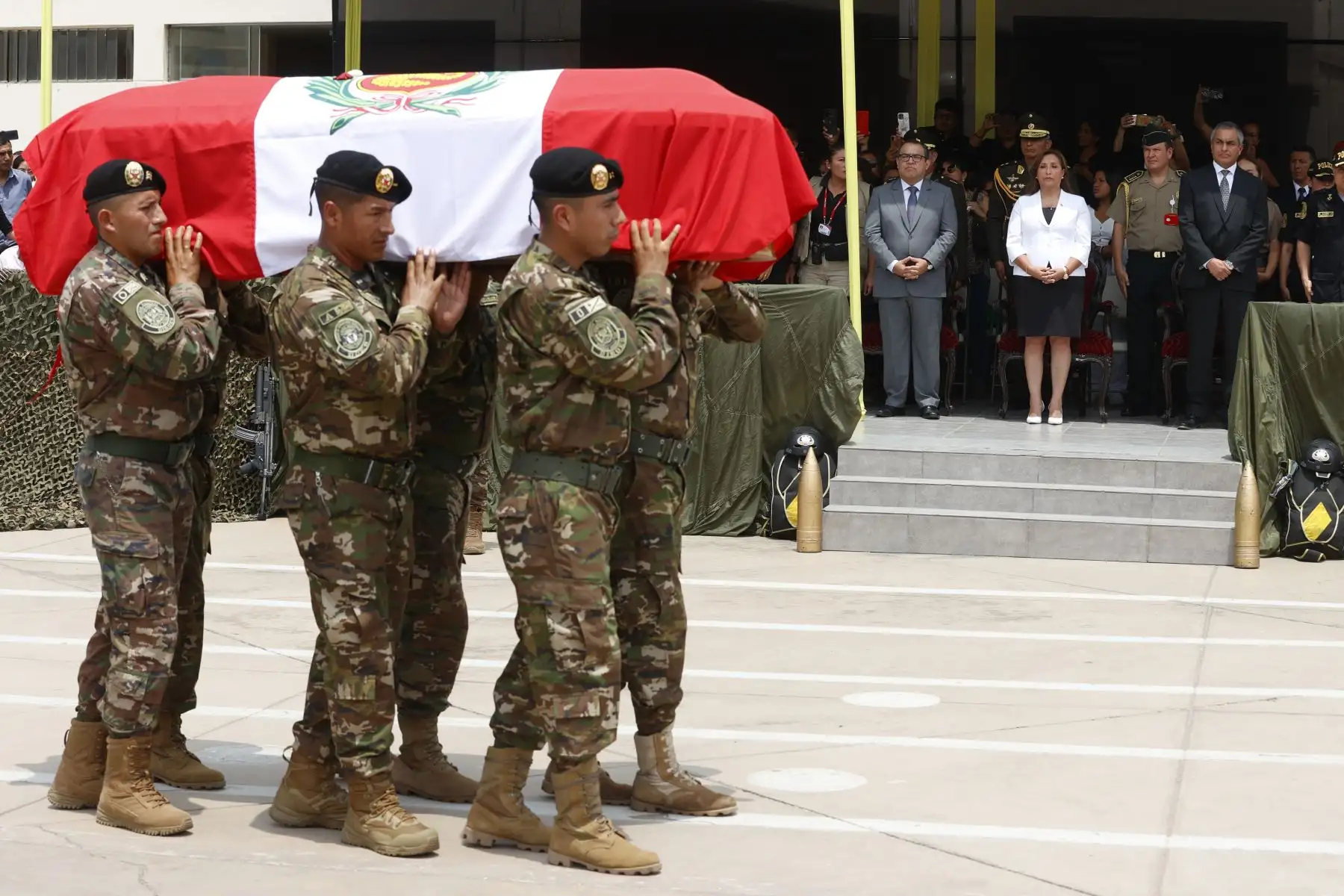 Presidenta Dina Boluarte participó en ceremonia fúnebre en homenaje a los policías caídos en la emboscada ocurrida el pasado sábado 11 de febrero en el VRAEM. Foto: ANDINA/ Prensa Presidencia