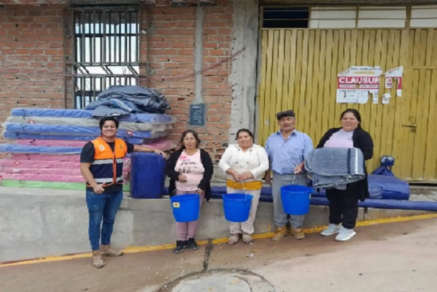 El apoyo consiste en una carpa liviana de 3 x 3 metros, frazadas de algodón, colchones y baldes de plástico.
