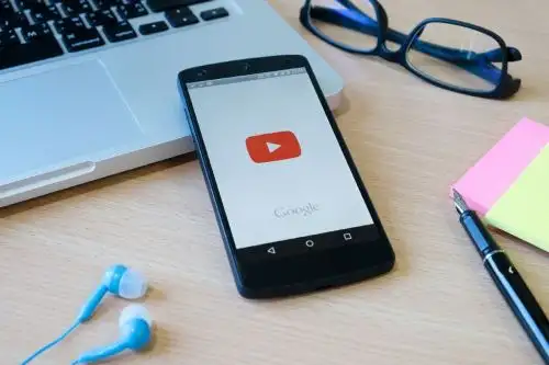 A partir de febrero de 2022 se habilitó la monetización de contenidos cortos -Shorts- a través de ingresos generados por publicidad y suscripciones.
