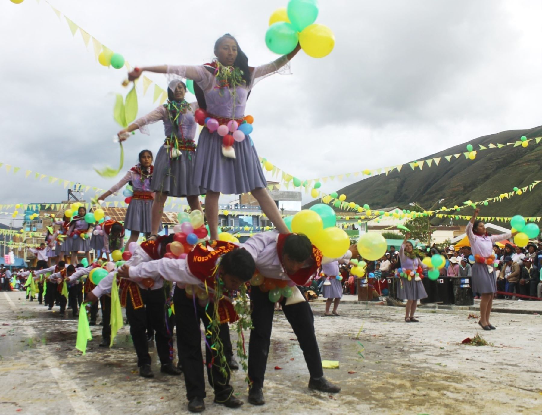 Los distritos de Acraquia y Ahuaycha, ubicados en la provincia huancavelicana de Tayacaja, celebrarán después de dos años de suspensión por la pandemia de covid-19, el carnaval Tipaki Tipaki, festividades declaradas Patrimonio Cultural de la Nación. ANDINA/Difusión