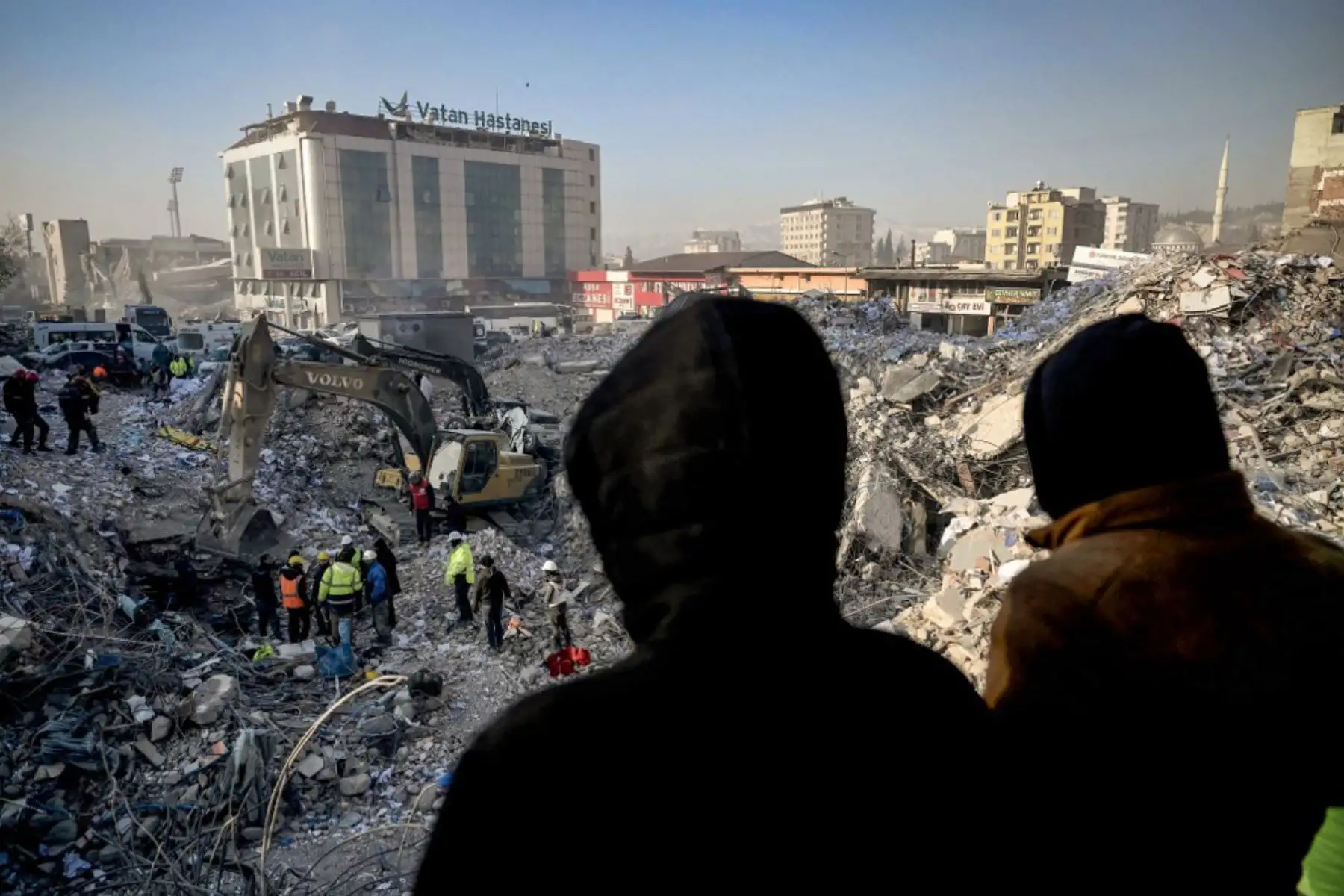 La gente espera noticias de sus familiares mientras los equipos de búsqueda y rescate buscan entre los escombros de los edificios derrumbados en Kahramanmaras. Foto: AFP