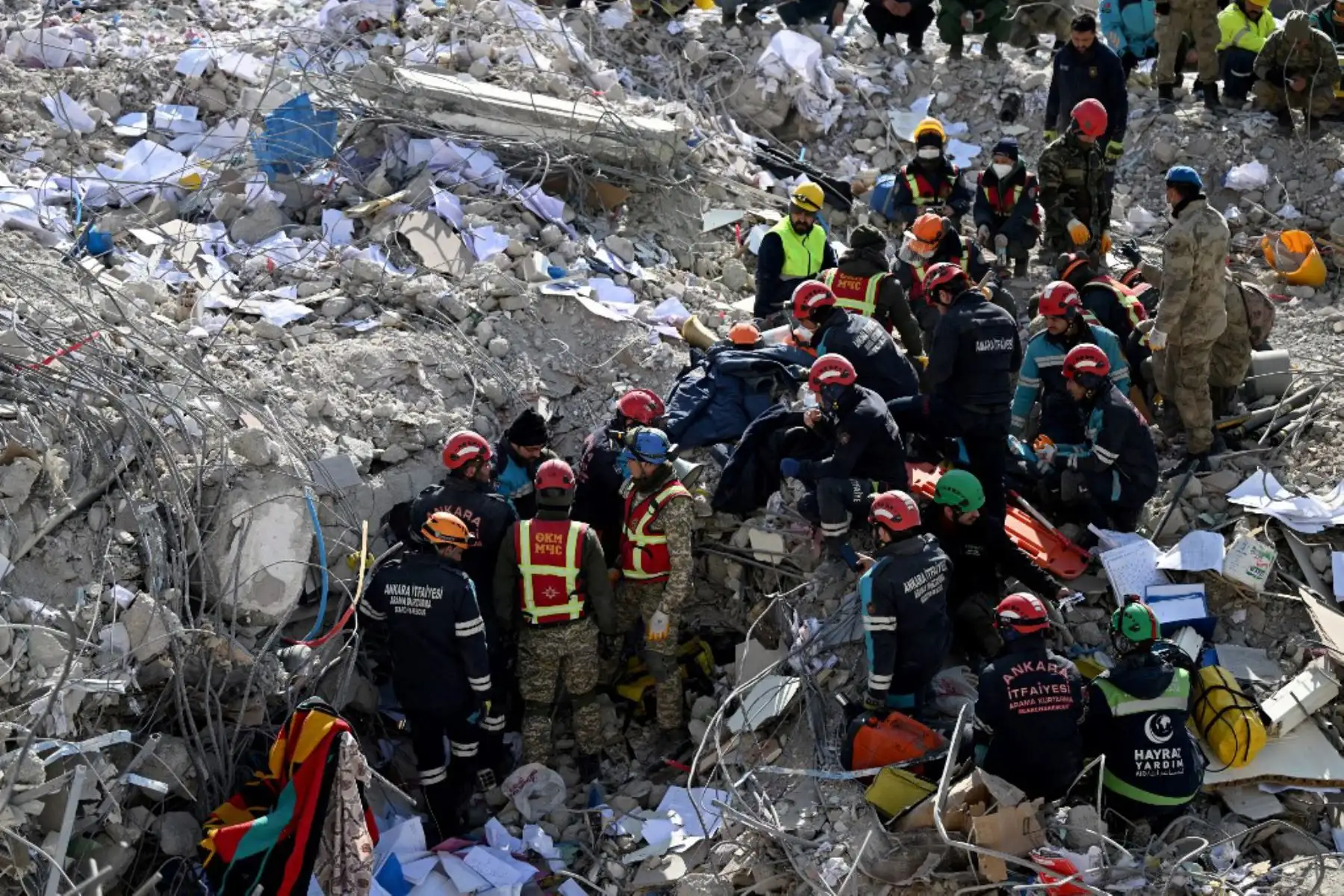 Equipos de búsqueda y rescate buscan entre los escombros de los edificios derrumbados en Kahramanmaras. Foto: AFP