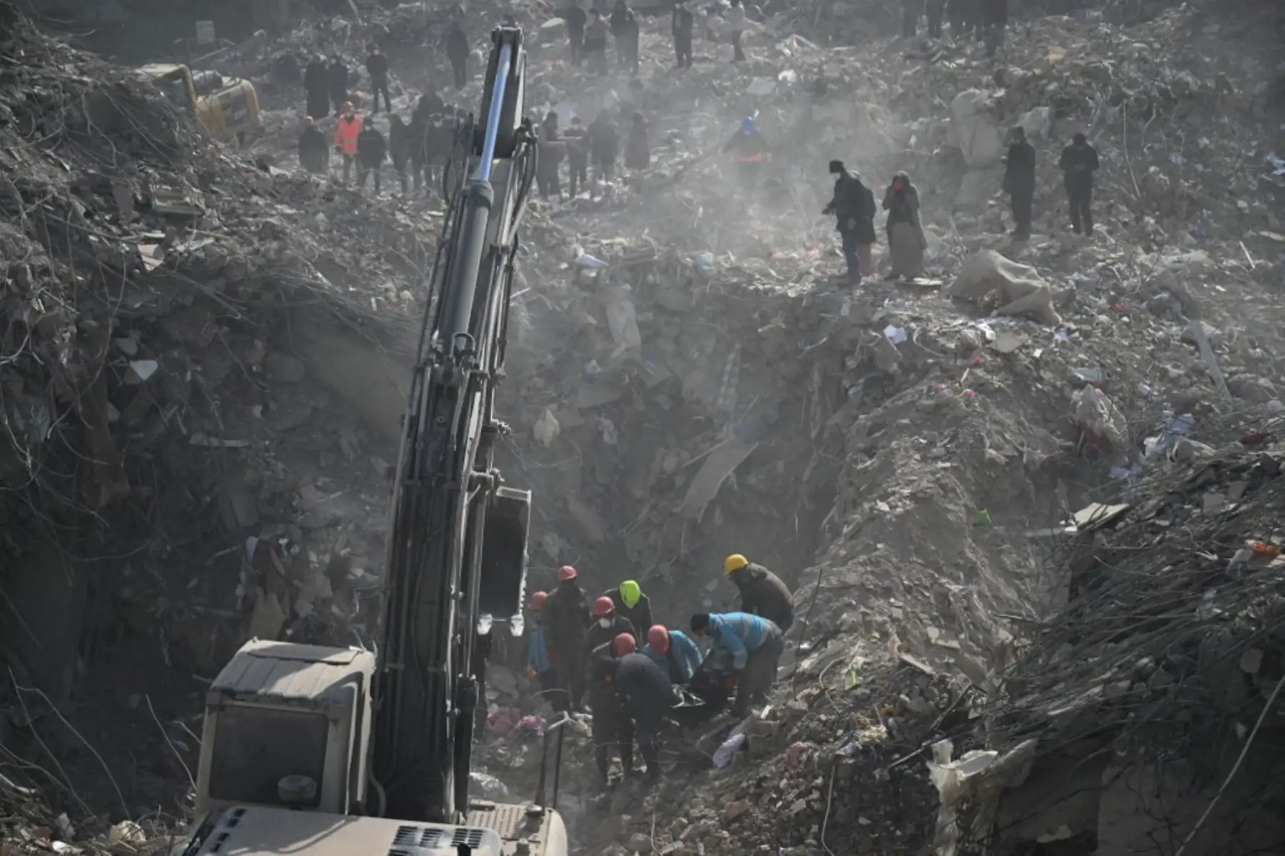 Equipos de búsqueda y rescate buscan entre los escombros de los edificios derrumbados en Kahramanmaras. Foto: AFP