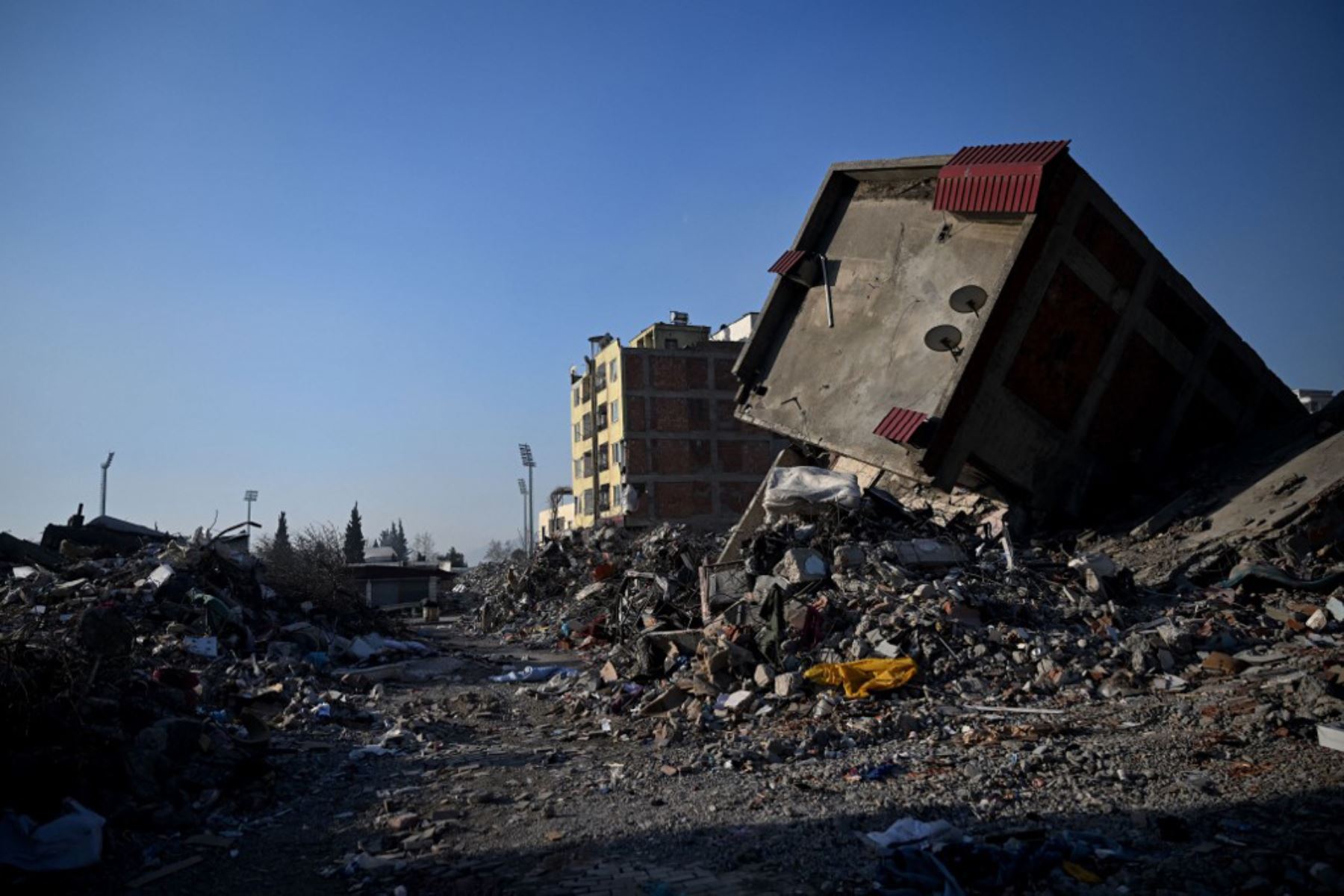 Equipos de rescate comenzaron a reducir la búsqueda de sobrevivientes, una semana después de que terremotos devastaran partes de Turquía y Siria. Foto: AFP