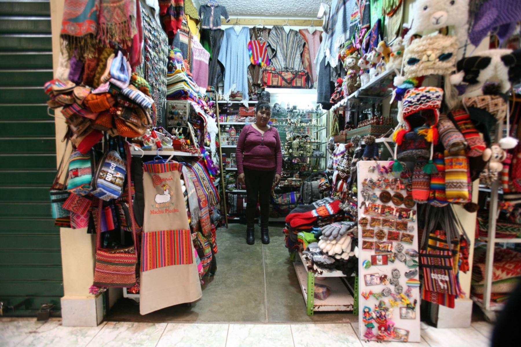 Los comerciantes del Centro Artesanal Cusco son los más afectados por la ausencia de turistas en esta ciudad a consecuencia de las protestas sociales.