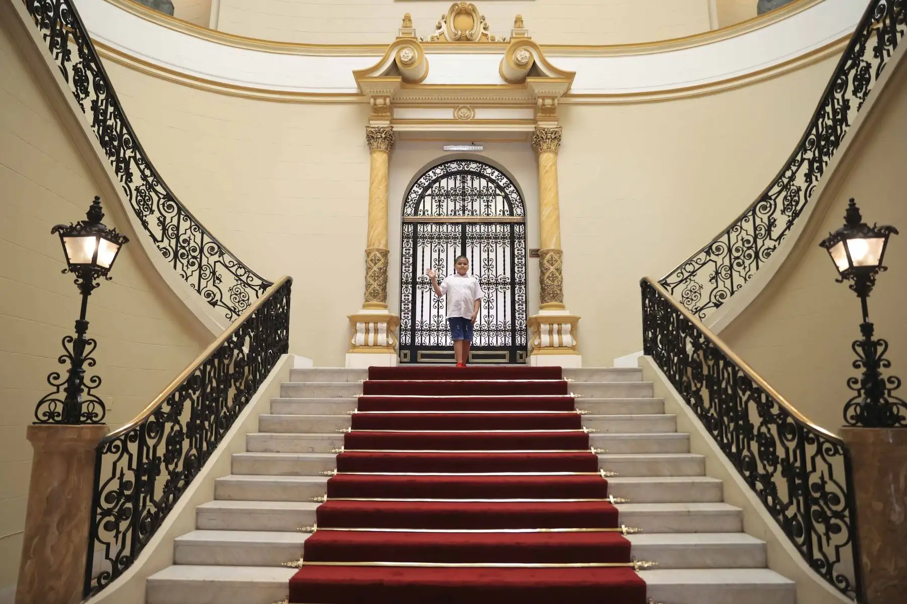 El menor recorrió las instalaciones de la sede del Poder Ejecutivo, como el Salón Dorado, el Gran Comedor, la Sala Túpac, vistió la banda presidencial y observó el tradicional Cambio de Guardia que se realiza al mediodía en el Patio de Honor. Foto: ANDINA/ Prensa Presidencia