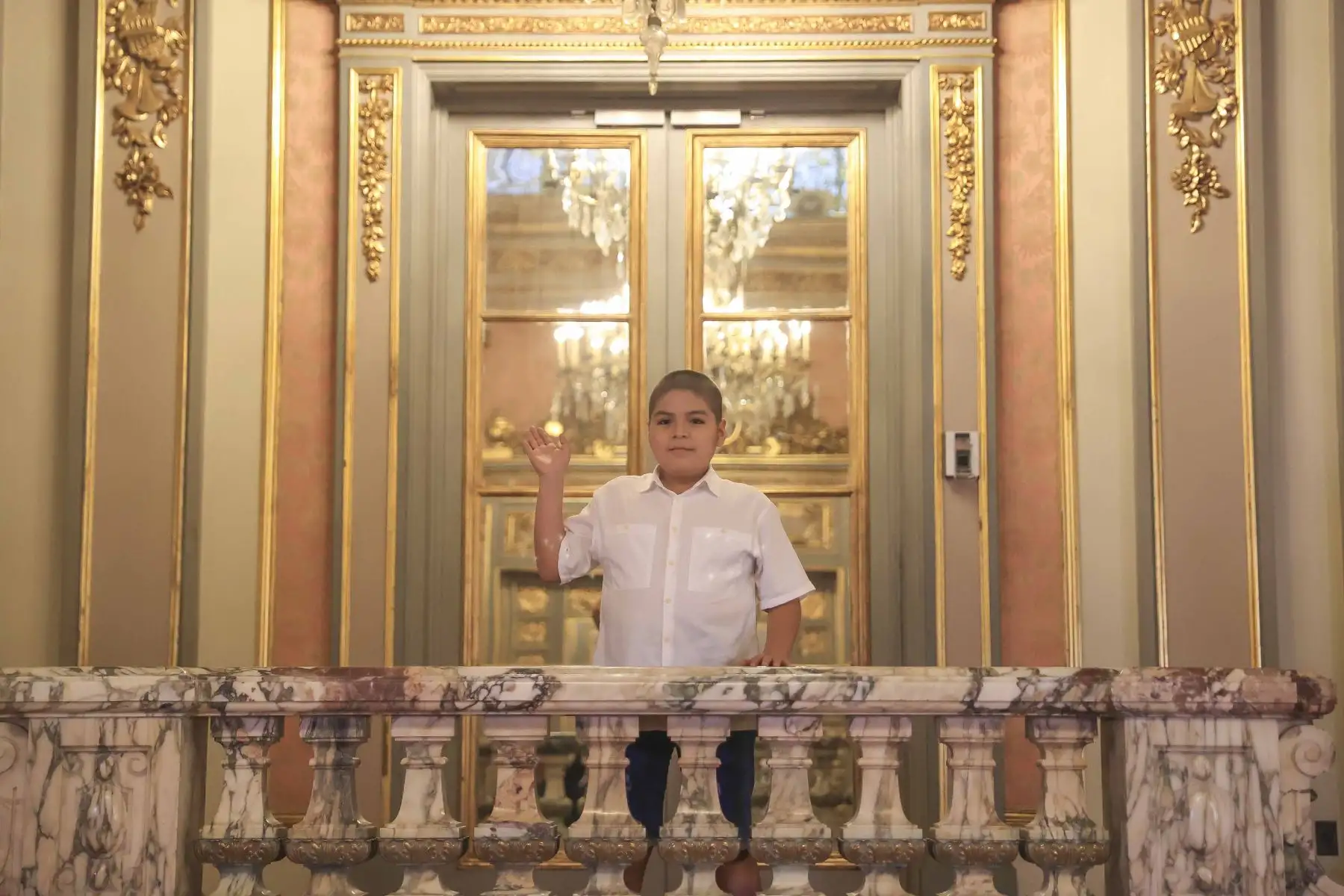 El menor recorrió las instalaciones de la sede del Poder Ejecutivo, como el Salón Dorado, el Gran Comedor, la Sala Túpac, vistió la banda presidencial y observó el tradicional Cambio de Guardia que se realiza al mediodía en el Patio de Honor. Foto: ANDINA/ Prensa Presidencia