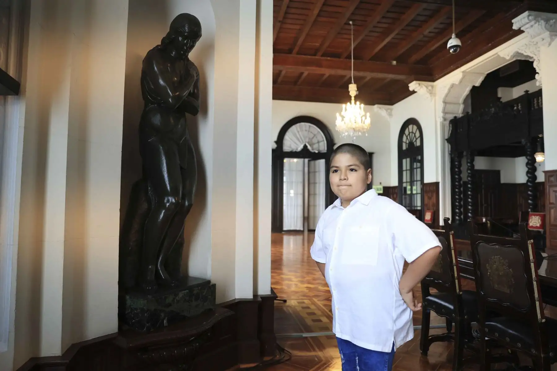 El menor recorrió las instalaciones de la sede del Poder Ejecutivo, como el Salón Dorado, el Gran Comedor, la Sala Túpac, vistió la banda presidencial y observó el tradicional Cambio de Guardia que se realiza al mediodía en el Patio de Honor. Foto: ANDINA/ Prensa Presidencia