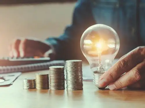 Apagar siempre las luces al salir de una habitación, aprovechar la luz natural en la medida de lo posible o desconectar los aparatos electrónicos son algunas costumbres que favorecerán el uso eficiente de energía eléctrica. Cortesía
