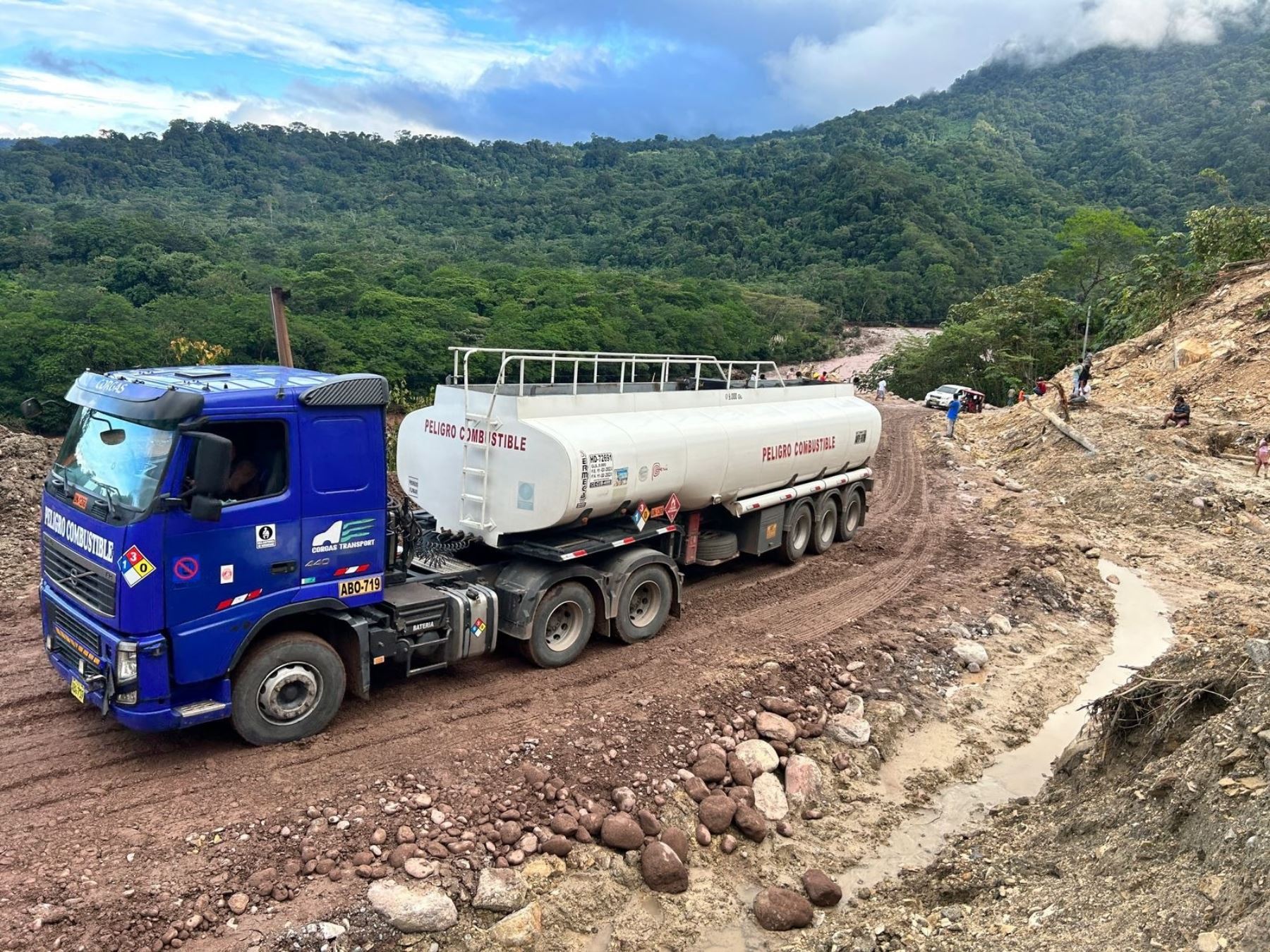 Después de una semana de intensos trabajos se habilitó el pase vehicular en la carretera Federico Basadre, región Ucayali, que resultó afectada por el derrumbe de la plataforma de la vía a causa de un derrumbe provocado por lluvias intensas.