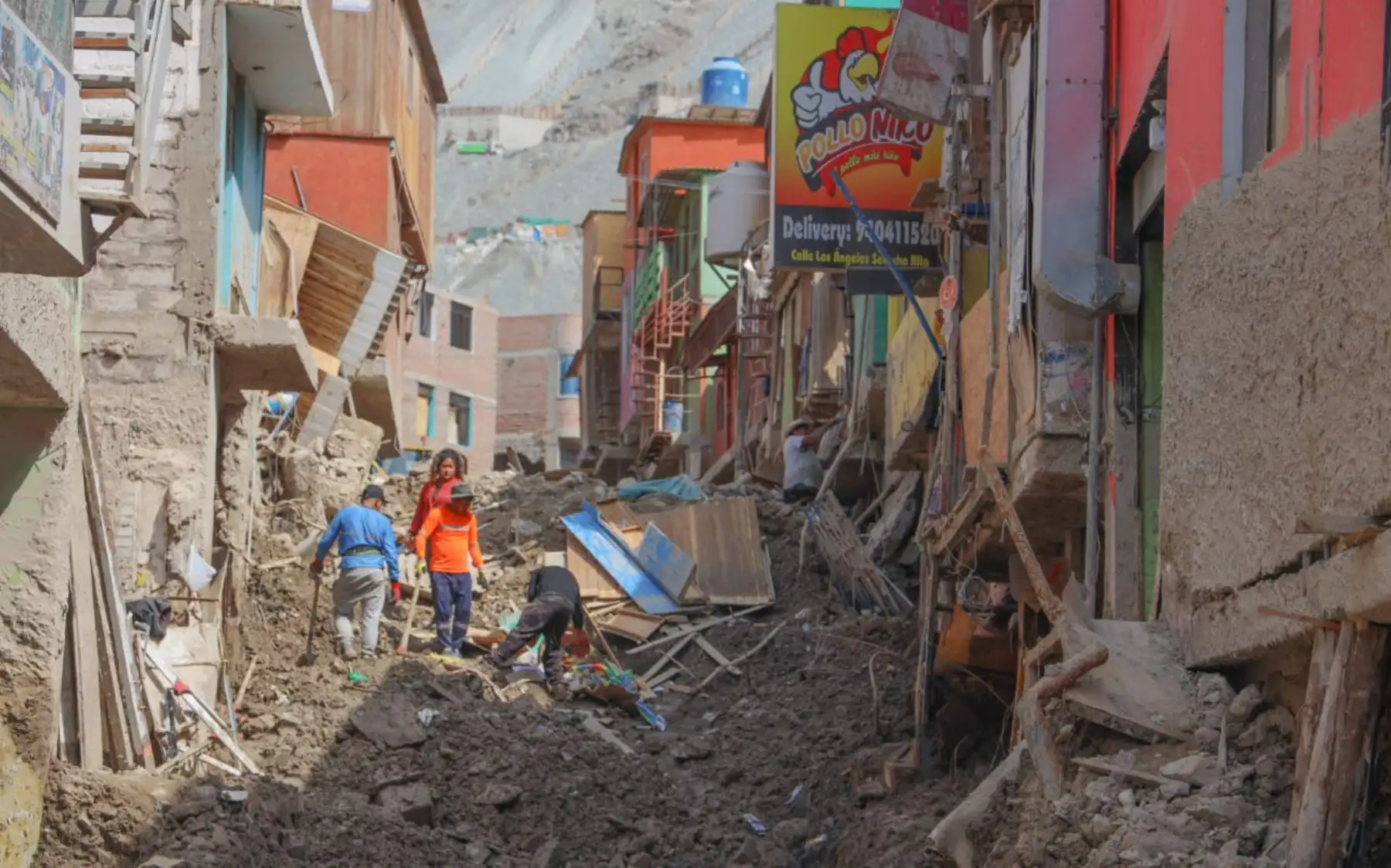 En la zona de Secocha – Camaná, vecinos y autoridades realizan la remoción de escombros con retroexcavadora y palas tras el huaico del 5 de febrero. Foto: Cortesía/Diego Ramos
