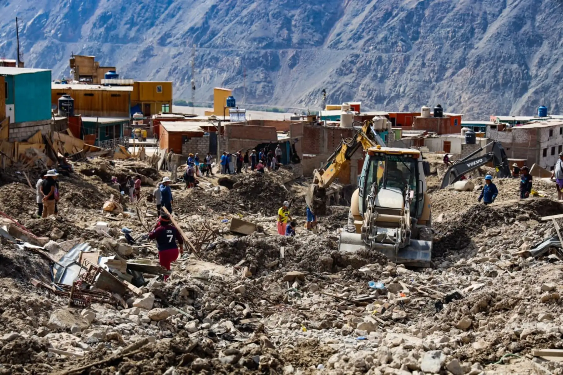 En la zona de Secocha – Camaná, vecinos y autoridades realizan la remoción de escombros con retroexcavadora y palas tras el huaico del 5 de febrero. Foto: Cortesía/Diego Ramos