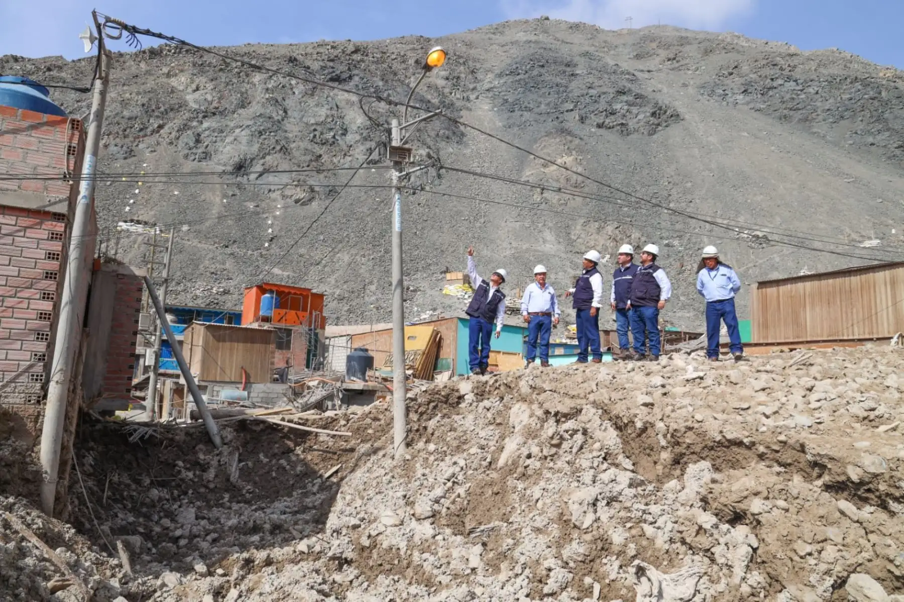 SEAL restableció el servicio eléctrico en el sector, tras el huaico que afectó a más de 800 usuarios, arrasando 113 postes y 4 kilómetros de redes eléctricas. Foto: Cortesía/Diego Ramos