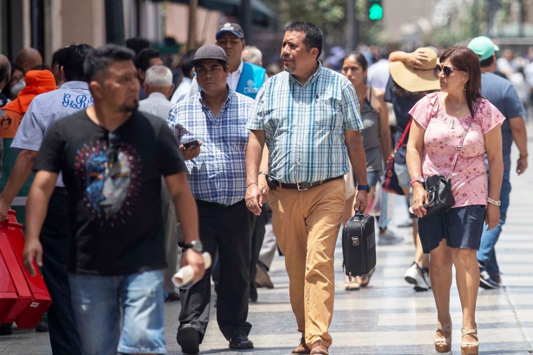 Población camina sin mascarilla en el centro de Lima. Foto: ANDINA/archivo.