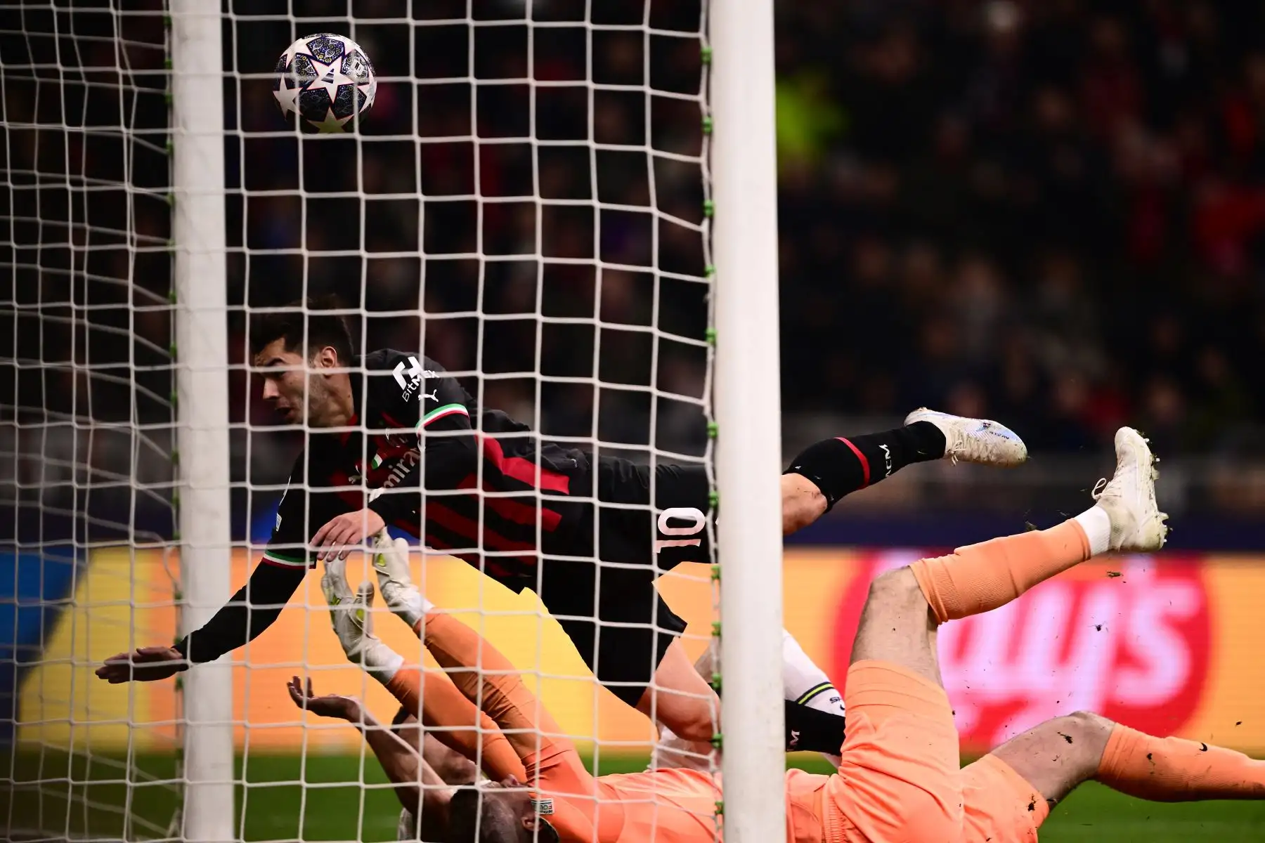 El mediocampista español del AC Milan, Brahim Díaz (arriba a la izquierda), se sumerge para anotar un cabezazo y abrir el marcador a pesar del portero inglés del Tottenham Hotspur, Fraser Forster (abajo), durante los octavos de final de la Liga de Campeones de la UEFA, partido de ida entre el AC Milan y el Tottenham Hotspur en febrero. 14, 2023 en el estadio San Siro de Milán.

Foto: AFP