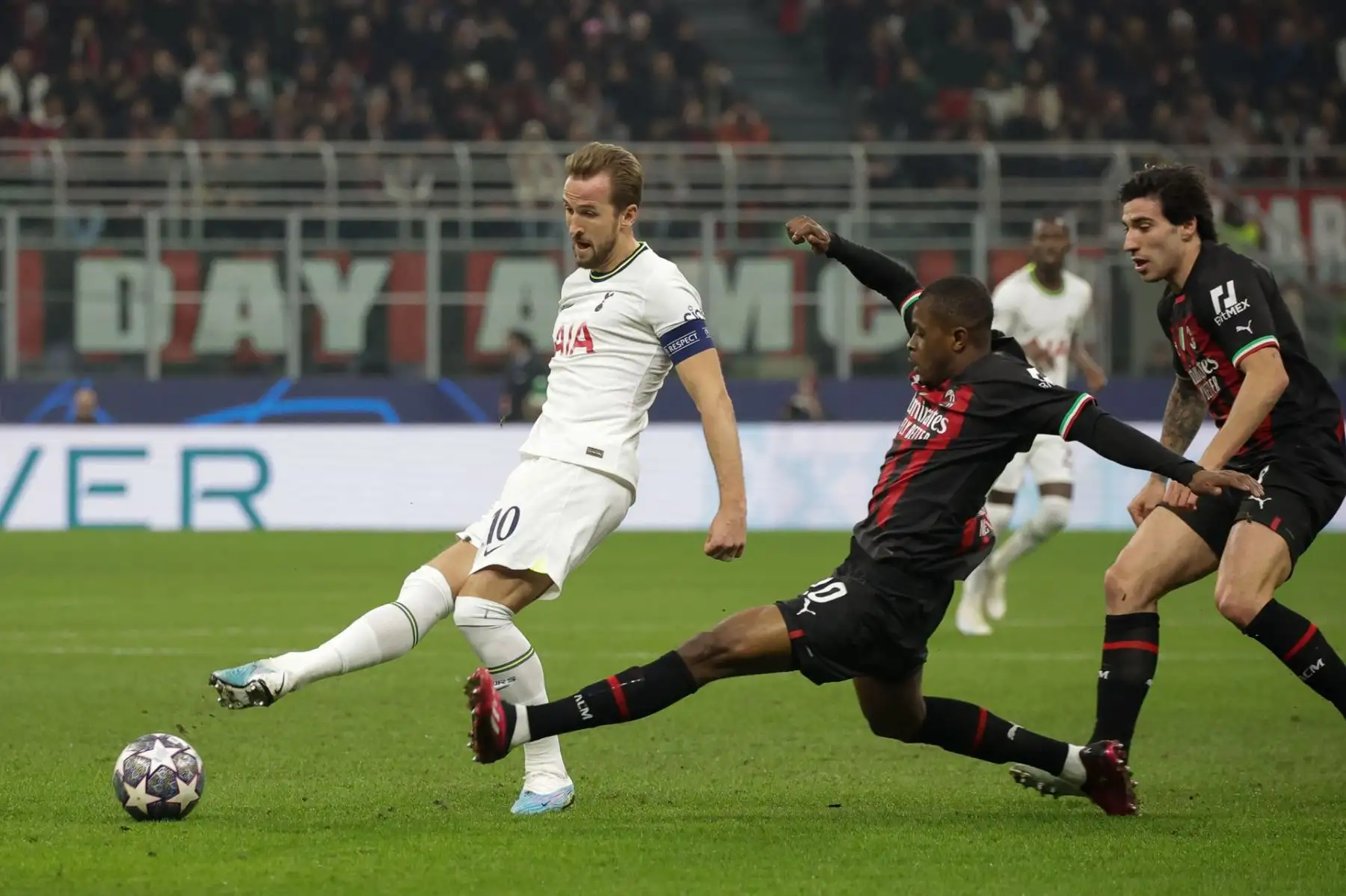El delantero del Tottenham Hotspur, Harry Kane (L), en acción contra el defensor del AC Milan, Pierre Kalulu, durante los octavos de final de la Liga de Campeones de la UEFA, partido de ida entre el AC Milan y el Tottenham Hotspur en el Stadio San Siro de Milán, Italia, el 14 de febrero de 2023.

Foto: EFE