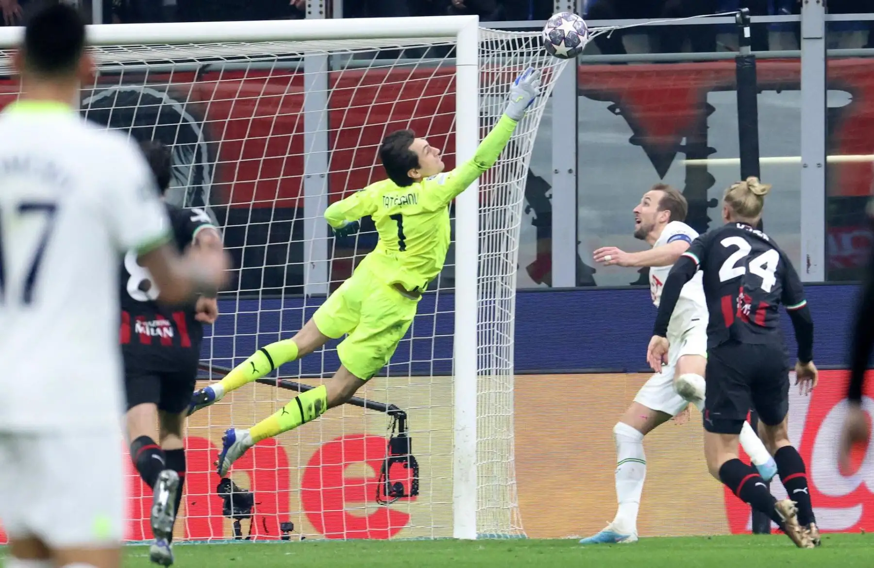El portero del AC Milan Ciprian Tatarusanu (L) y Harry Kane (C) del Tottenham en acción durante los octavos de final de la Liga de Campeones de la UEFA, 1er partido entre el AC Milan y el Tottenham Hotspur en el Stadio San Siro de Milán, Italia, el 14 de febrero de 2023.


Foto: EFE