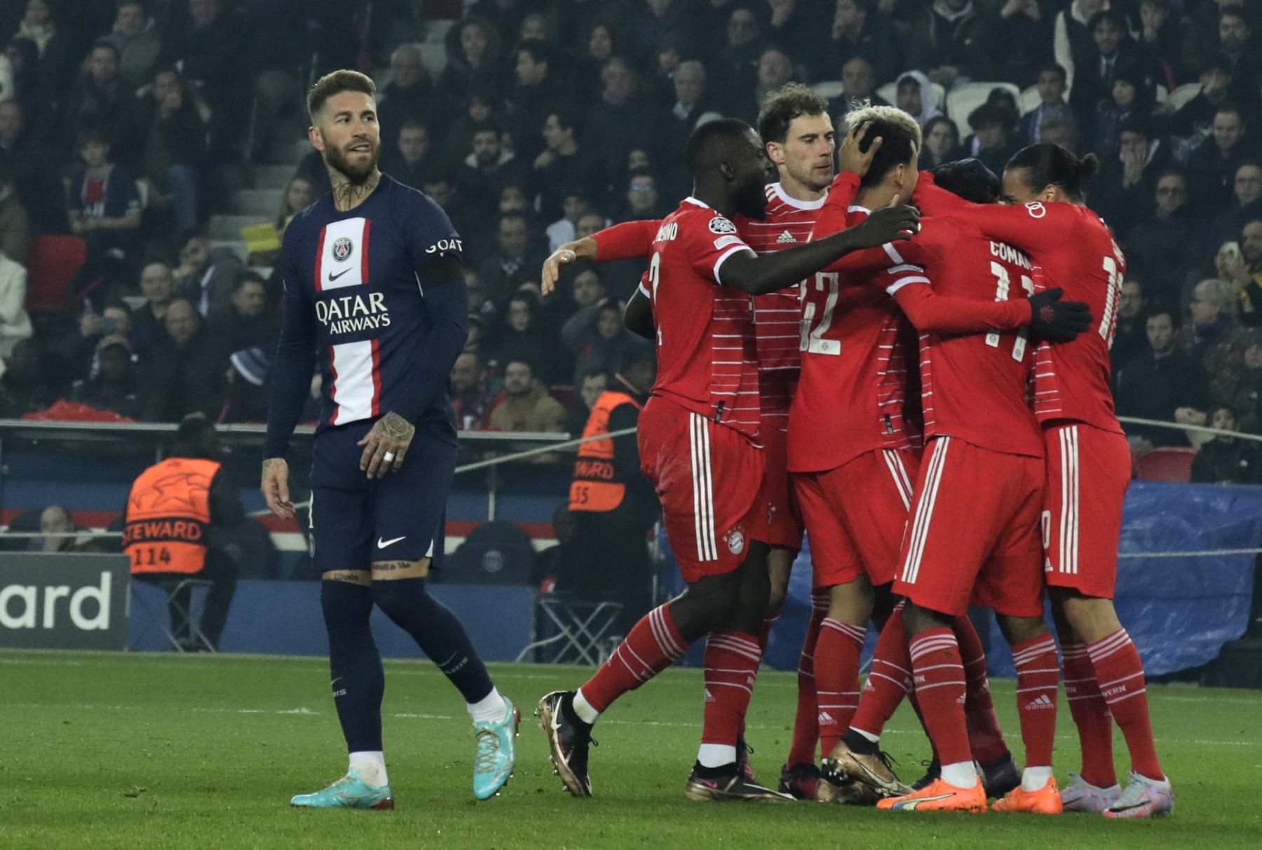 Los jugadores del Bayern Munich celebran después del 1-0 anotado por Kingsley Coman mientras Sergio Ramos del PSG (L) mira durante los octavos de final de la Liga de Campeones de la UEFA, partido de ida entre Paris Saint-Germain y Bayern Munich en París, Francia, 14 febrero de 2023.

Foto: EFE