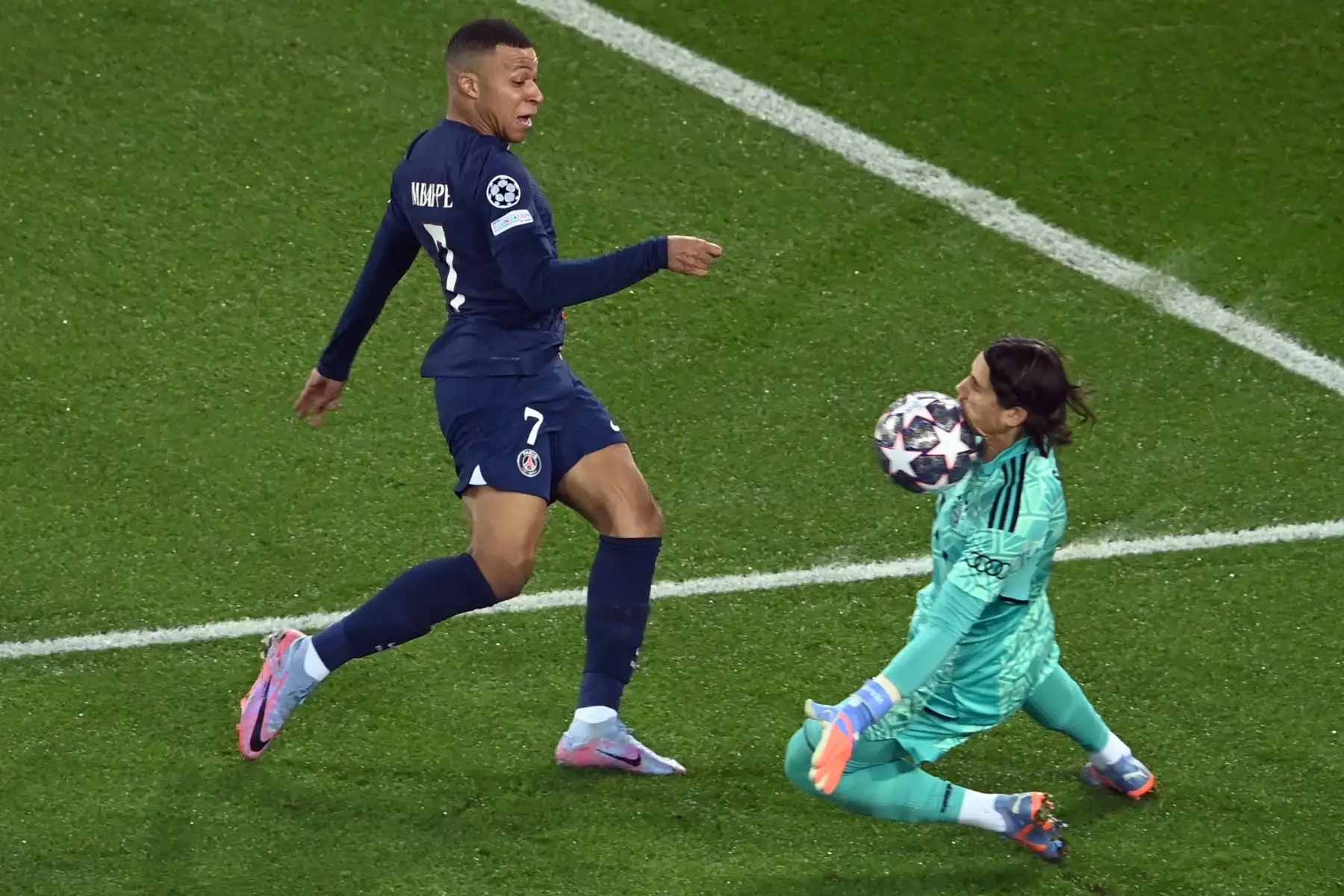 El portero suizo del Bayern Munich, Yann Sommer, hace un ahorro frente al delantero francés del Paris Saint-Germain, Kylian Mbappe (L), durante el partido de fútbol de la Liga de Campeones de la UEFA entre el Paris Saint-Germain (PSG) y el Bayern Munich (FC Bayern Muenchen) en el Parc des Príncipes en París, el 14 de febrero de 2023.

Foto: AFP