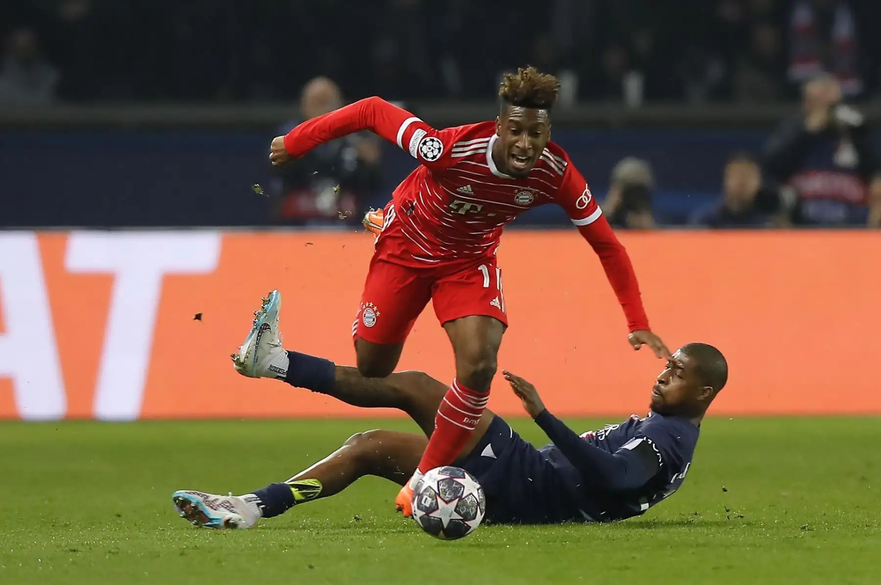 Presnel Kimpembe del PSG (R) se enfrenta a Kingsley Coman del Bayern de Múnich durante los octavos de final de la Liga de Campeones de la UEFA, 1er partido entre el Paris Saint-Germain y el Bayern de Múnich en París, Francia. 14 de febrero de 2023. 

Foto: EFE